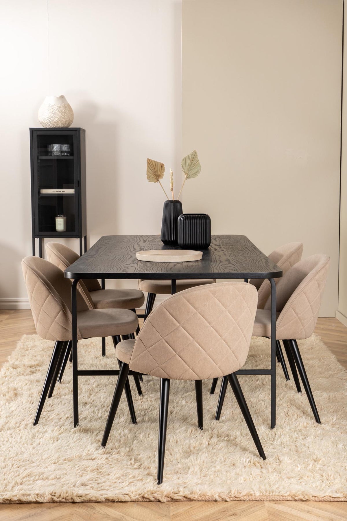 Uno Esszimmerset + Polly 200cm/6St. in Schwarz / Beige präsentiert im Onlineshop von KAQTU Design AG. Esszimmerset ist von Venture Home