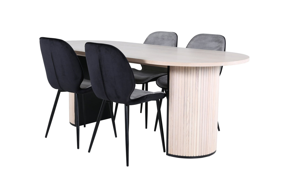 Zwei graue Esszimmerstühle mit Eisenbeinen und ovaler Esstisch mit MDF-Platte in Whitewash, Design von Venture Home.