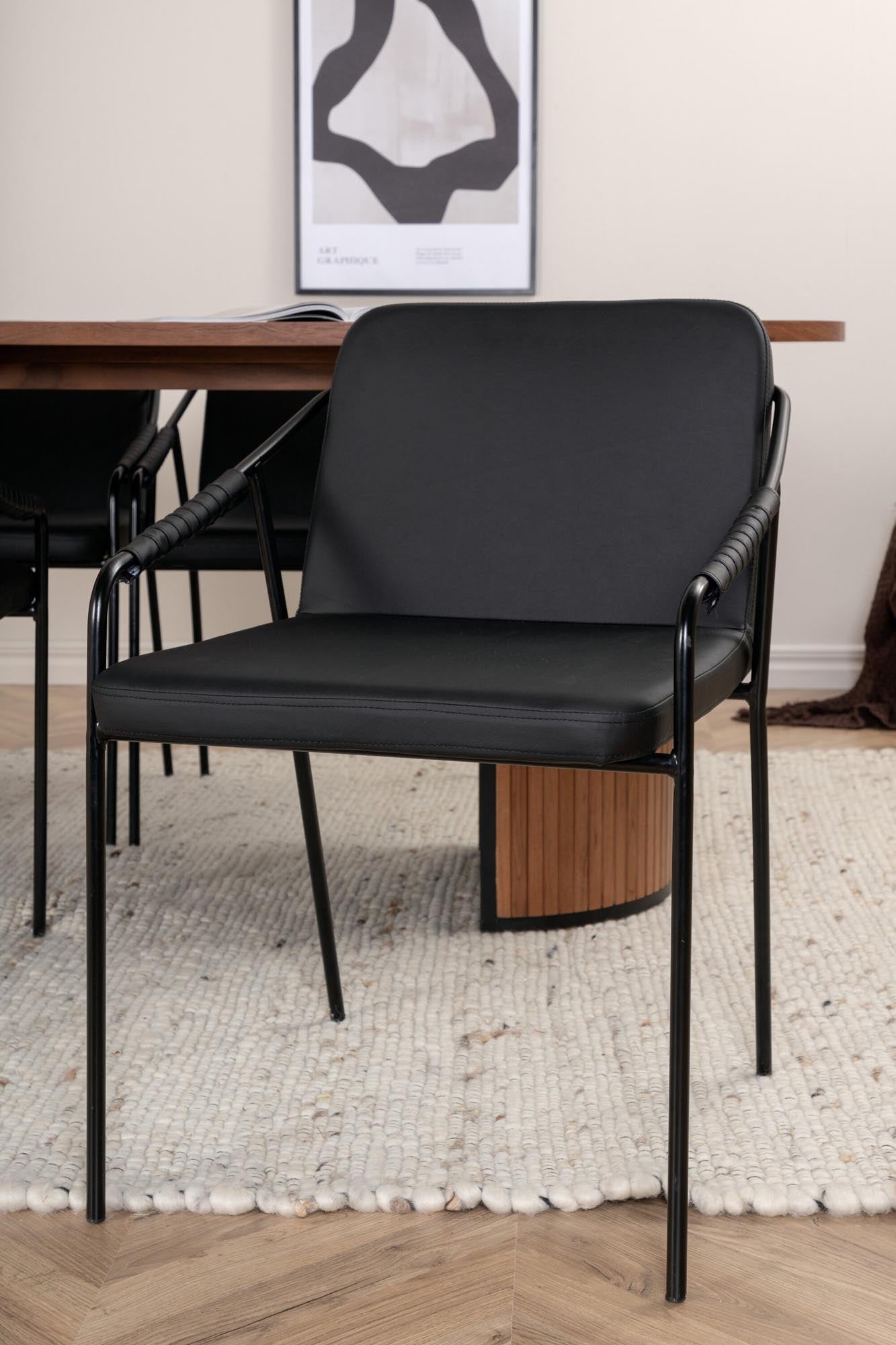 Entdecken Sie das Bianca Esszimmerset von Venture Home: ovaler Tisch und 4 stilvolle Stühle für modernen Komfort und einladende Essbereiche.