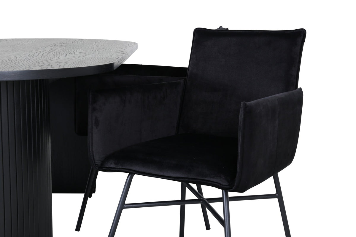 Ovaler Esstisch 200x90 cm aus MDF mit schwarzem Furnier und vier Esszimmerstühle mit kupferfarbenen Beinen und schwarzem Samtbezug.