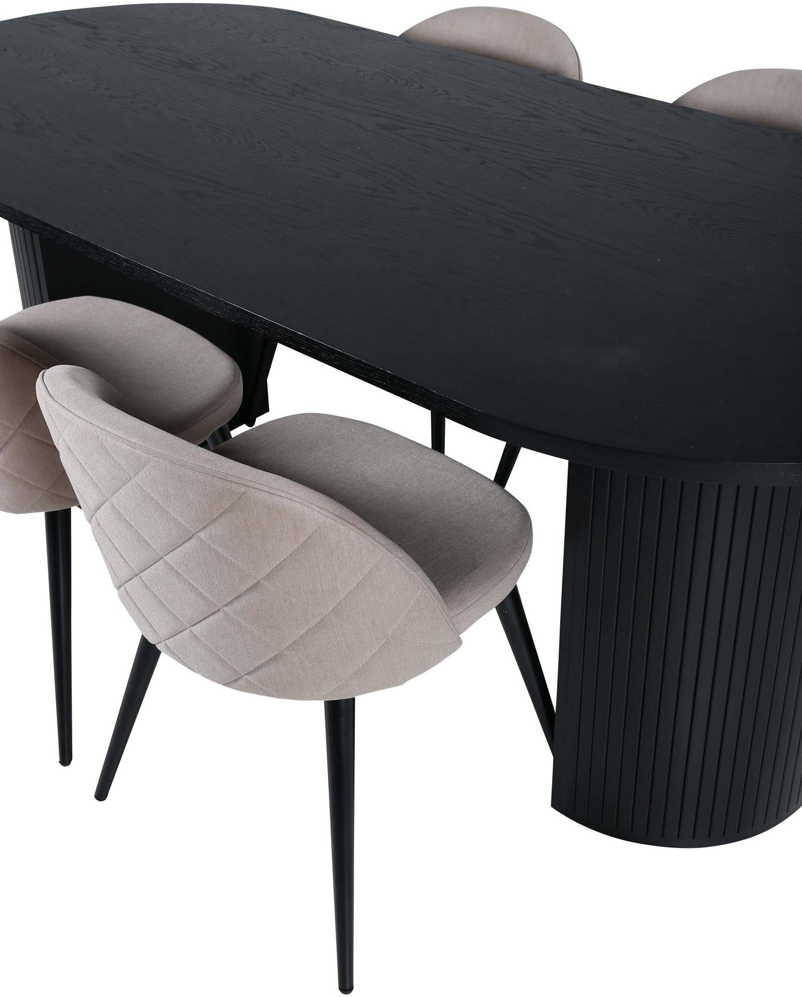 Elegantes Bianca Esszimmerset von Venture Home: 200 cm Tisch und 4 komfortable Velvet-Stühle für stilvolle Esszimmer.