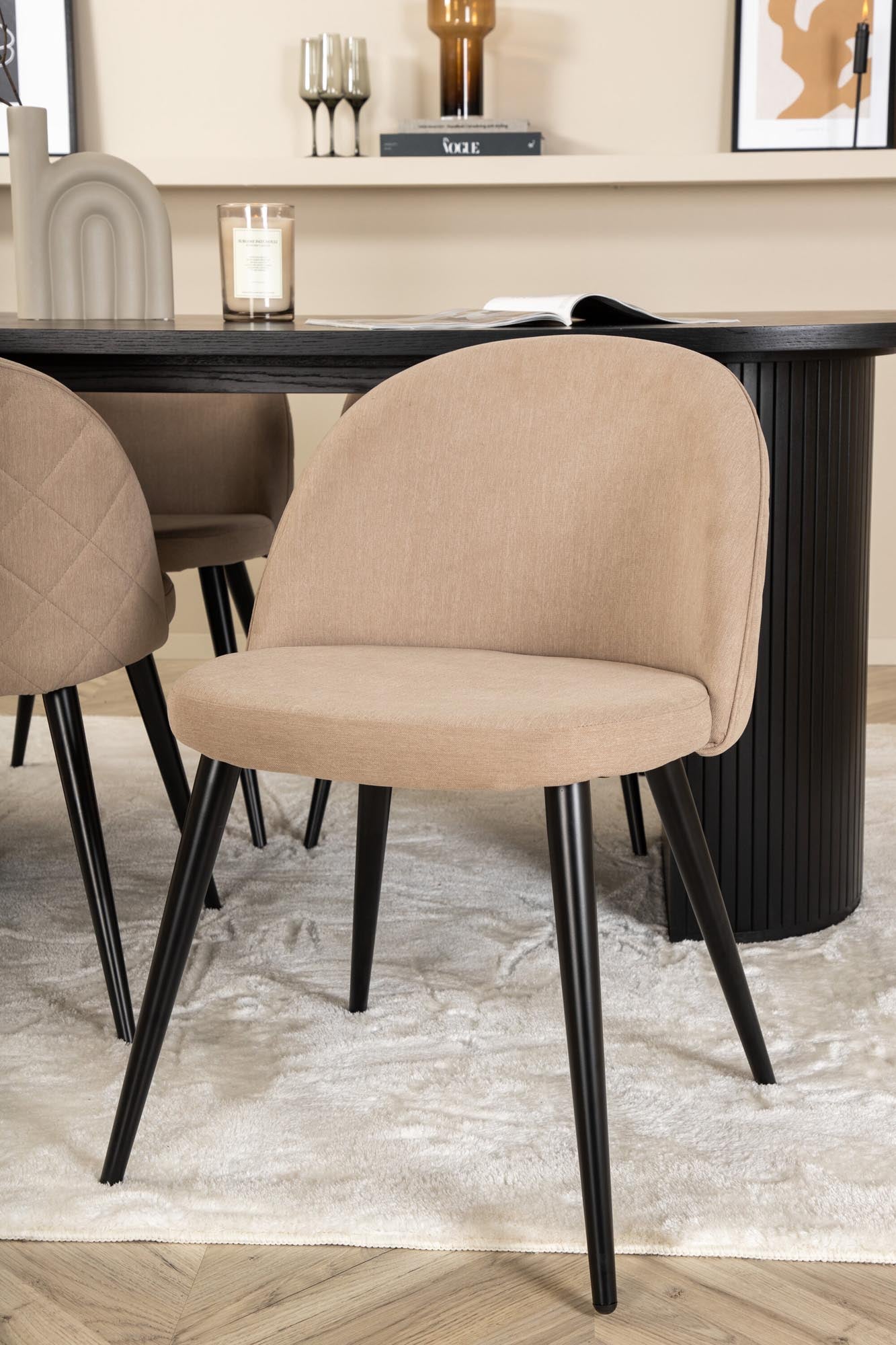 Stilvolles Bianca Esszimmerset von Venture Home: 200 cm Tisch und 4 komfortable Velvet-Stühle, perfekt für jeden Essbereich.