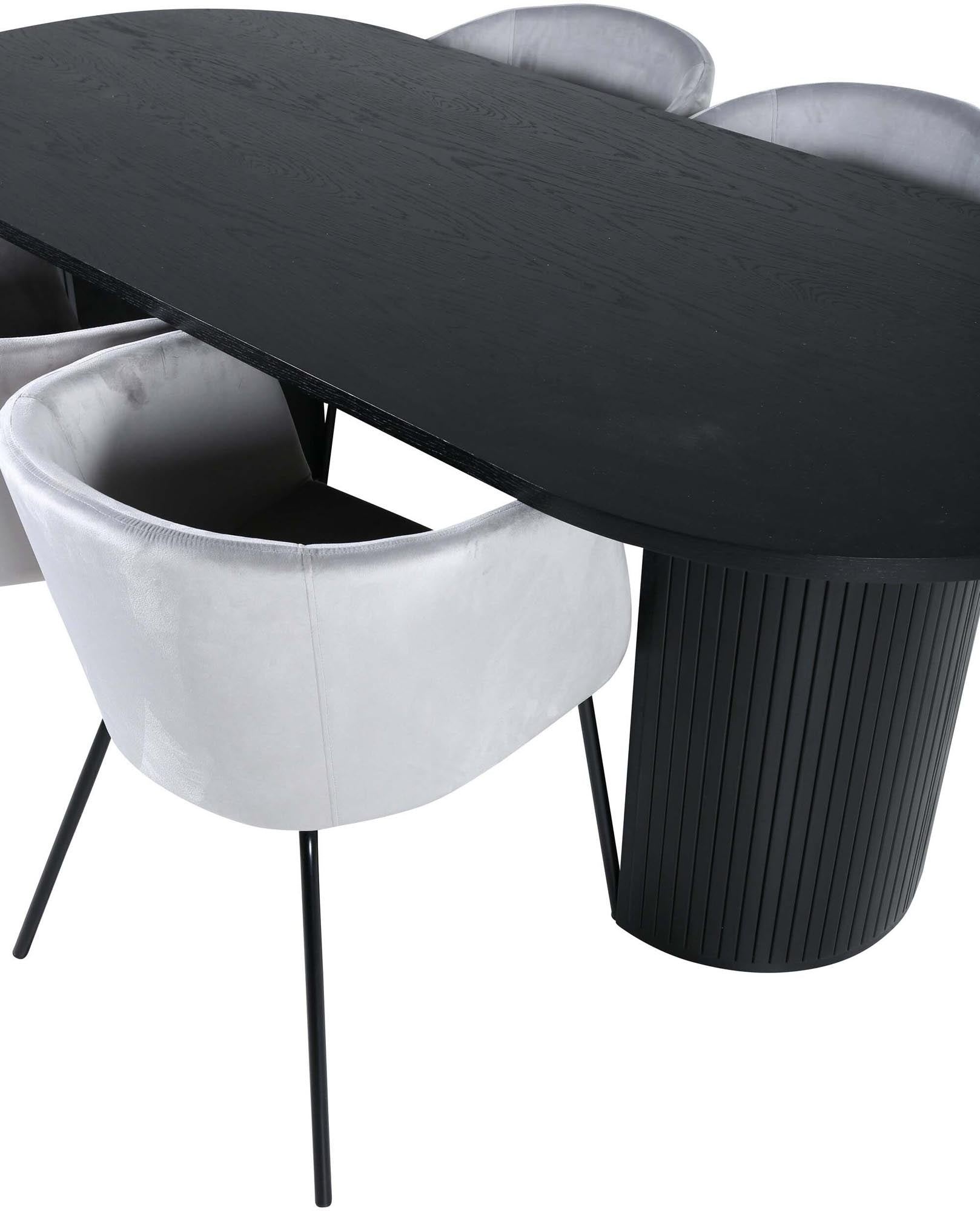 Elegantes Bianca Esszimmerset mit ovalem Tisch und komfortablen Berit Stühlen. Ideal für stilvolle Esszimmergestaltung.