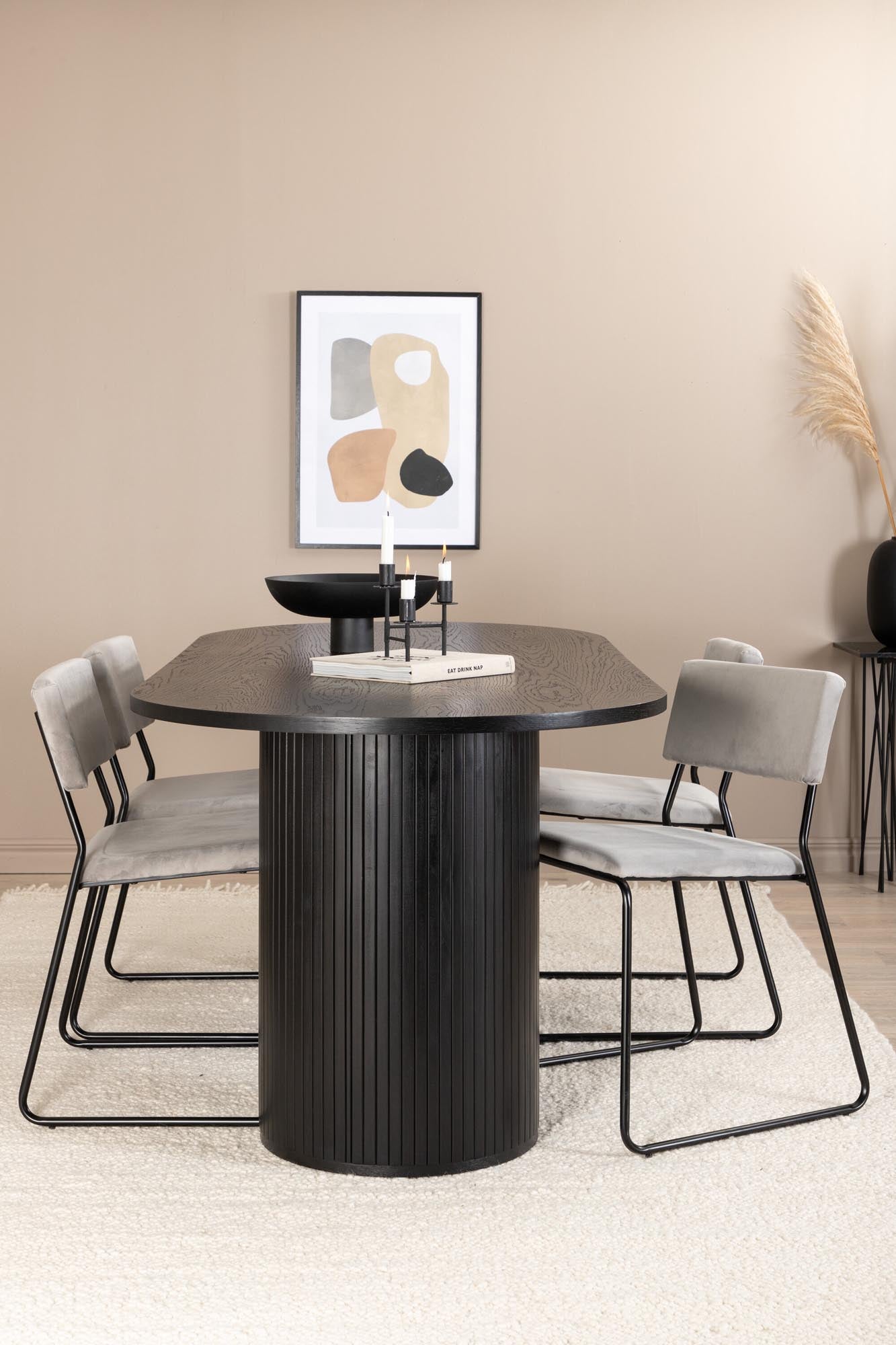 Modernes Bianca Esszimmerset mit ovalem Kenth Tisch (200 cm) und 4 stilvollen Samtstühlen. Ideal für gesellige Abende und elegantes Wohnen.