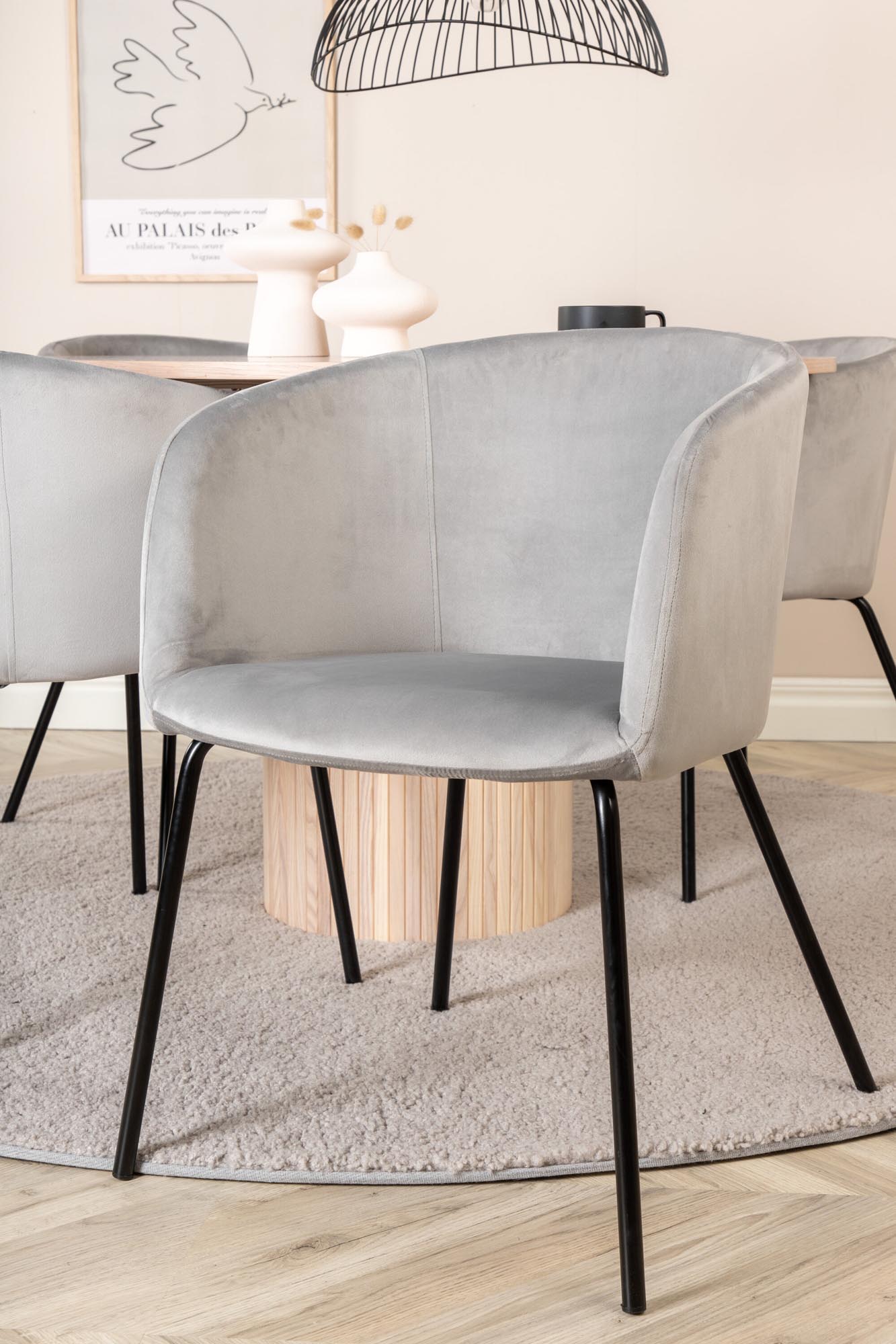 Modernes Bianca Esszimmerset von Venture Home: Runde MDF-Tischplatte, 4 luxuriöse Samt-Stühle, perfekt für gesellige Abende und elegantes Ambiente.