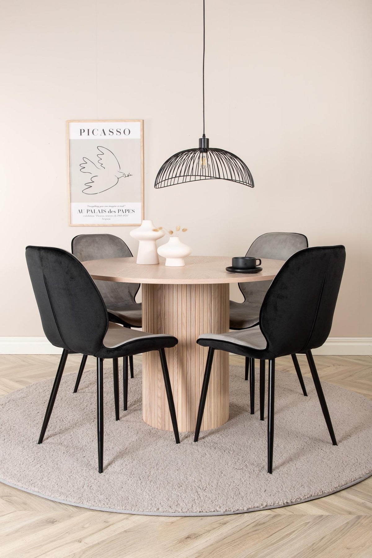 Bianca Esszimmerset + Emma ⌀110cm/4St. in Schwarzgrau präsentiert im Onlineshop von KAQTU Design AG. Esszimmerset ist von Venture Home