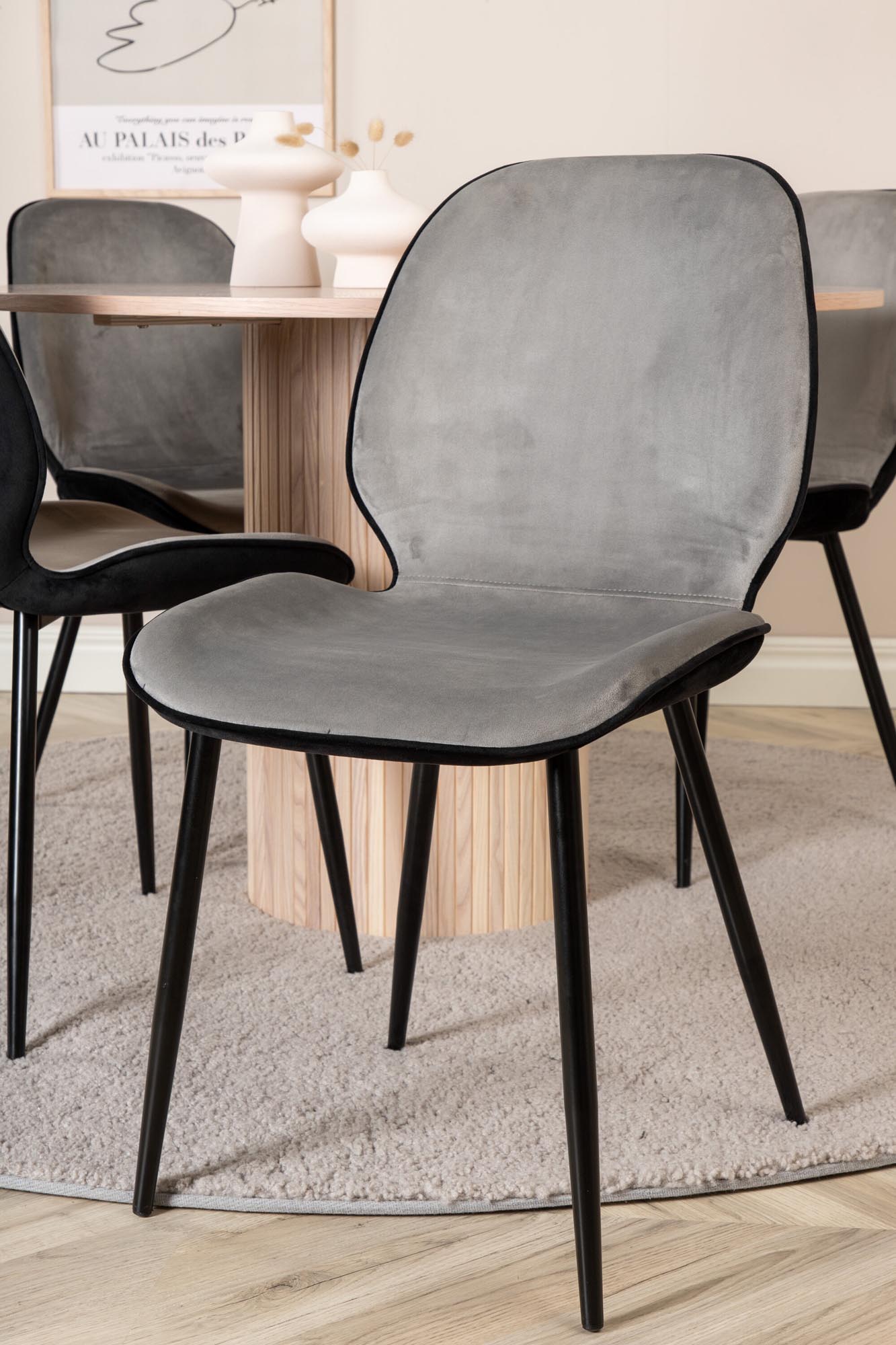 Stilvolles Bianca Esszimmerset mit rundem Tisch und eleganten Emma-Stühlen. Perfekt für gesellige Runden und zeitlose Einrichtung.