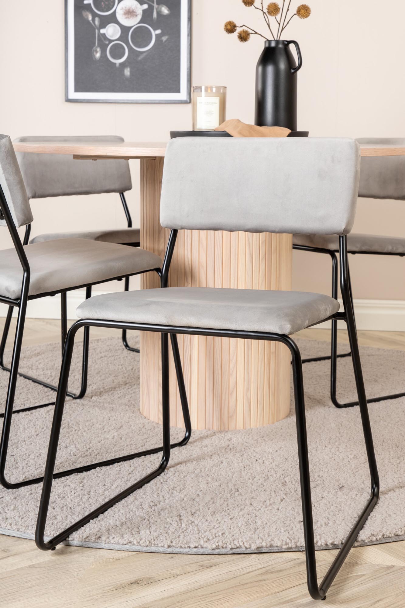 Elegantes Esszimmerset Bianca + Kenth: Moderner runder Tisch und stilvolle Samtstühle für gesellige Abende und einladende Atmosphäre.