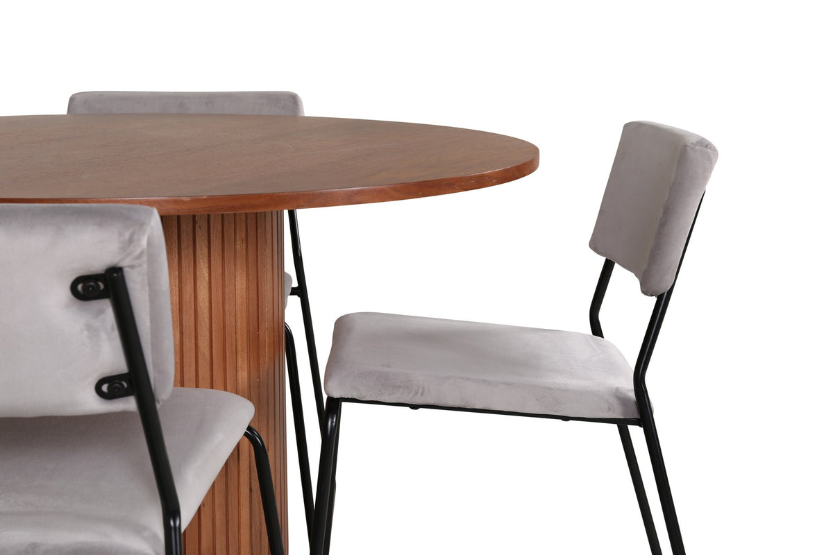 Zwei graue Esszimmerstühle mit schwarzem Metallgestell neben einem runden Esstisch aus Nussbaum-MDF mit Furnier, Durchmesser 110cm.