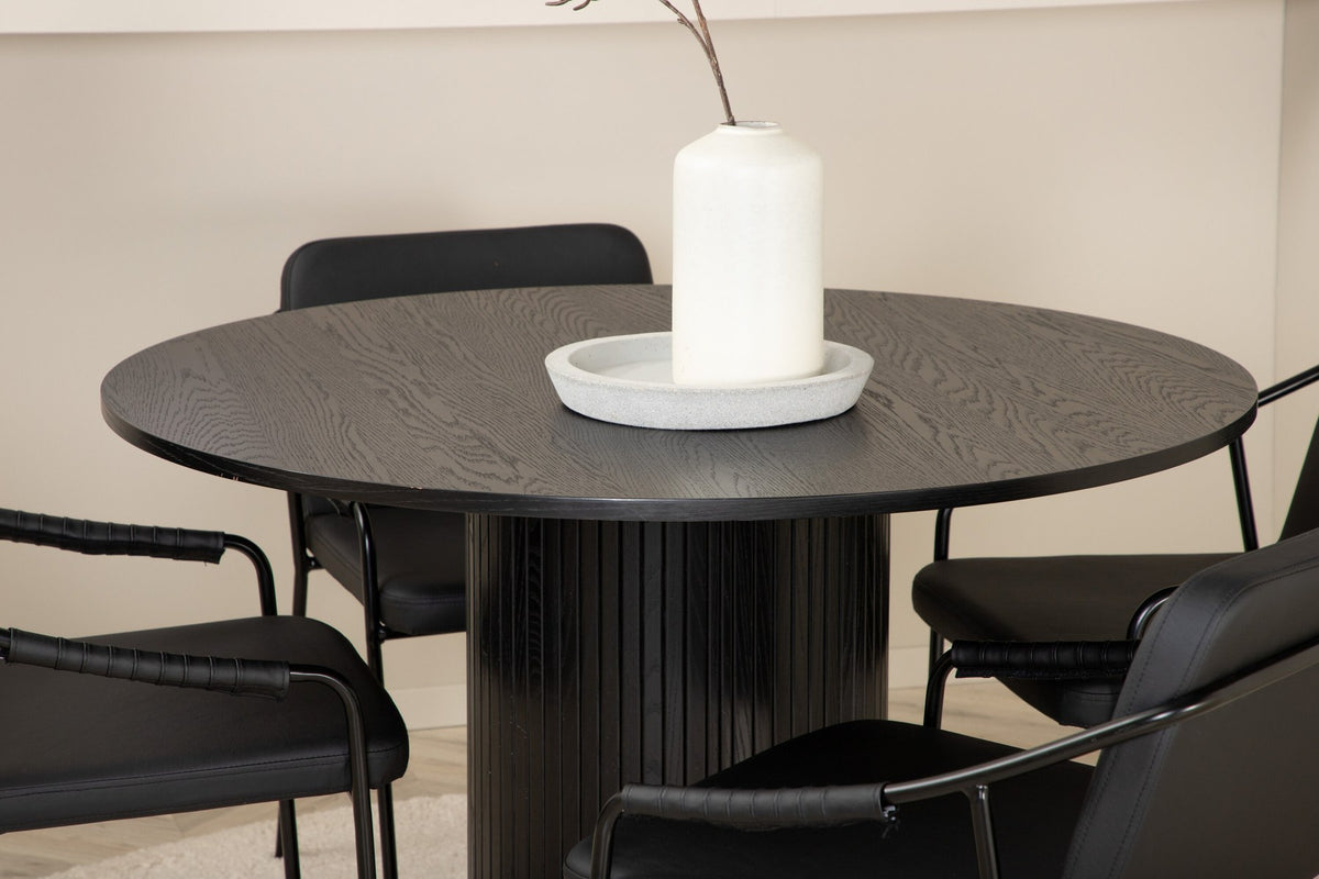 Schwarzes Esszimmerset Tvist & Bianca von Venture Home mit rundem MDF-Tisch Ø110 cm und zwei pulverbeschichteten Stühlen im modernen Design.