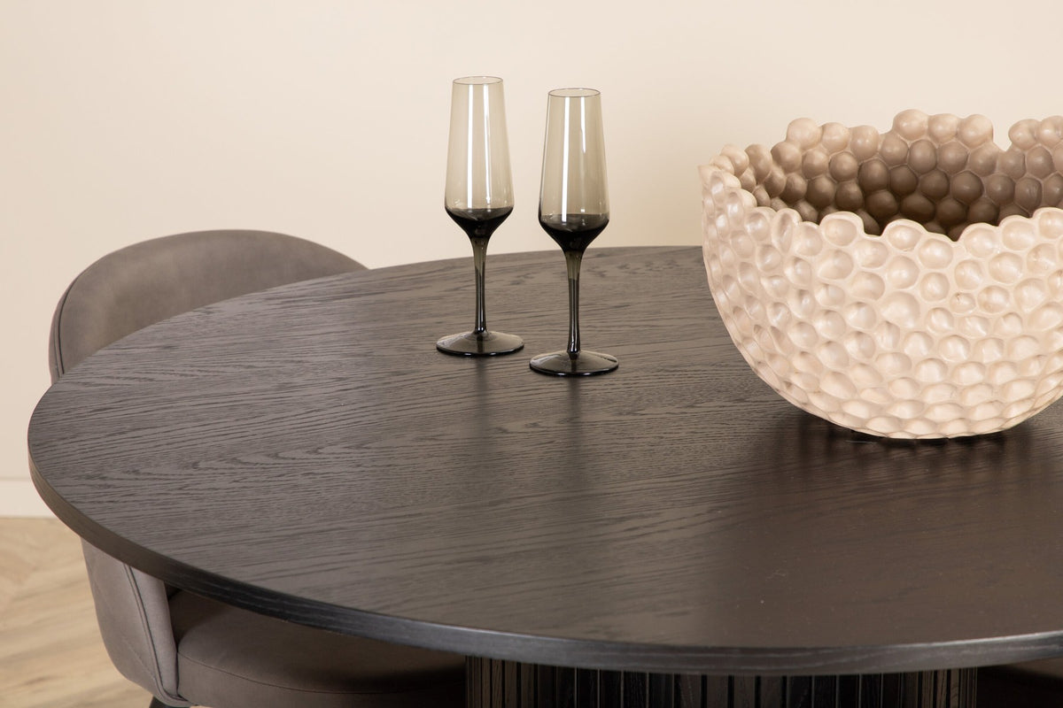 Runder schwarzer Esstisch aus MDF mit zwei grauen Esszimmerstühlen aus Mikrofaser und schwarzen Metallbeinen, Venture Home Esszimmerset.