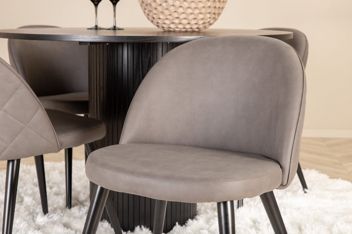 Runder schwarzer Esstisch aus MDF mit zwei grauen Esszimmerstühlen aus Mikrofaser und schwarzen Metallbeinen, Venture Home Esszimmerset.