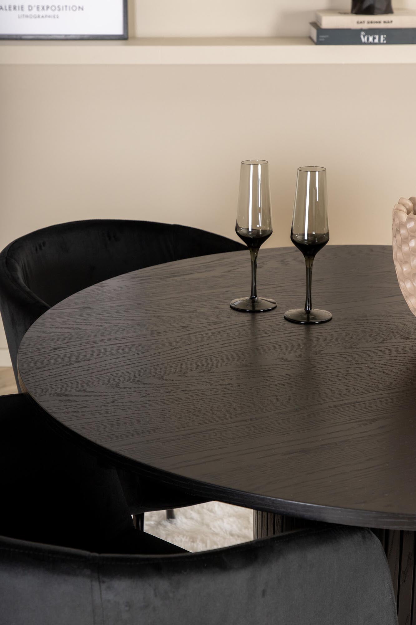 Stilvolles Bianca Esszimmerset mit rundem Tisch und 4 Berit Stühlen.