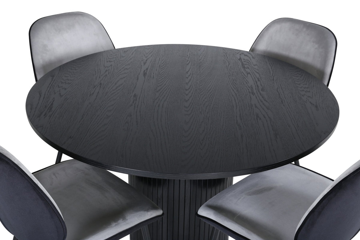 Runder Esstisch mit Nussbaum-MDF-Platte, umgeben von vier Stühlen mit hellgrauer Sitzfläche, schwarzer Lehne und Eisenbeinen mit Pulverbeschichtung.