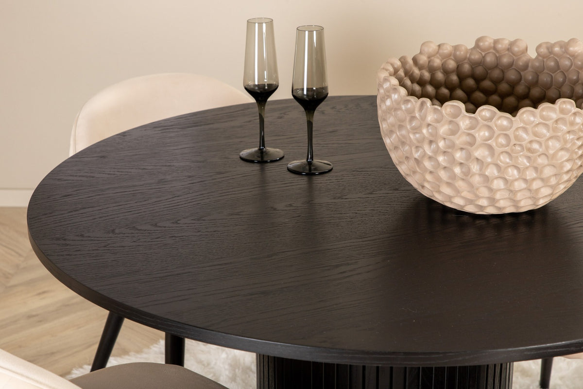 Ovaler Esstisch mit weiss lasierter MDF-Tischplatte und vier Samtstühlen mit schwarzen Stahlbeinen, cremefarbenes Esszimmerset.