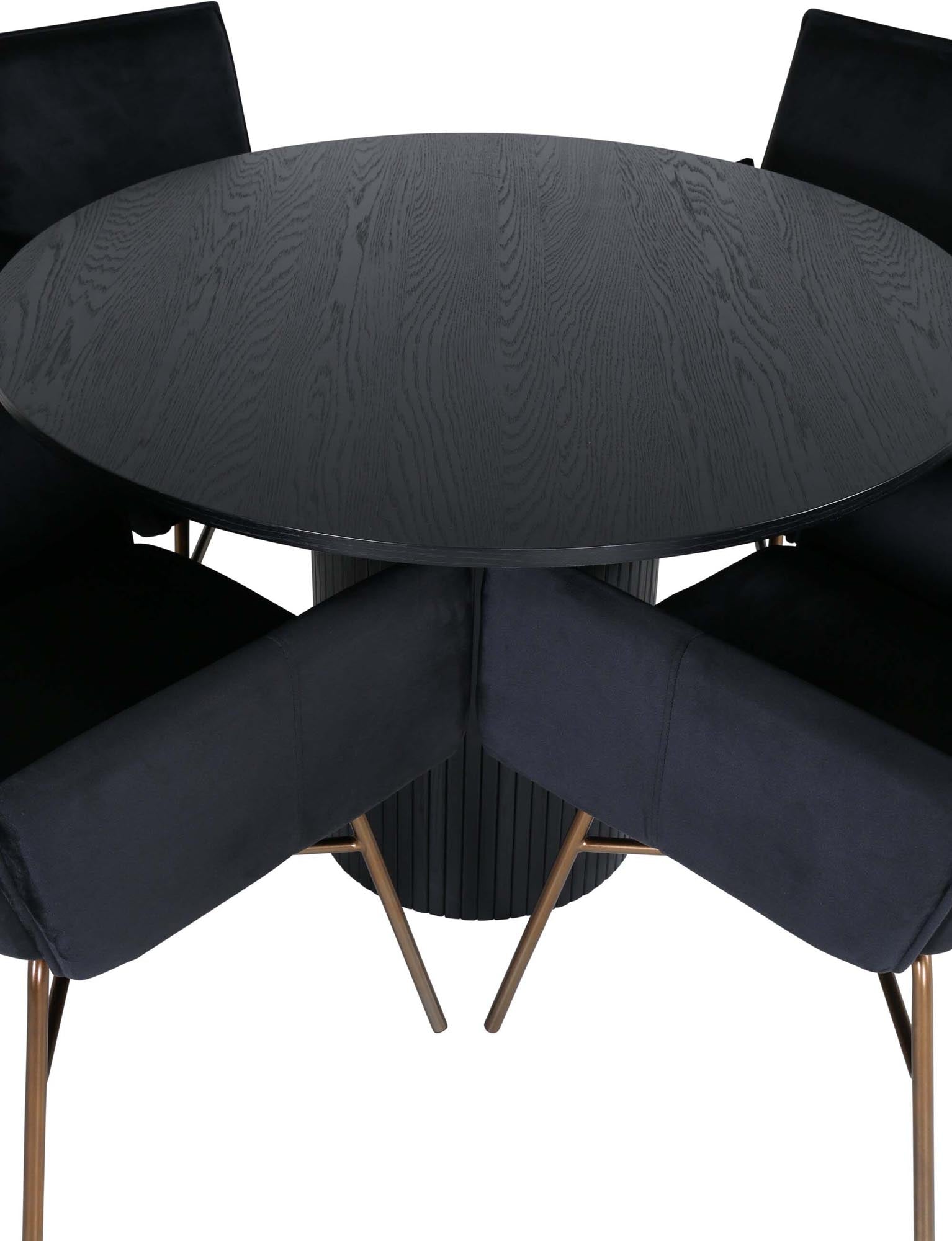 Stilvolles Esszimmerset Bianca + Petra mit runden Tisch und luxuriösen Samtstühlen für gesellige Runden und modernen Komfort.
