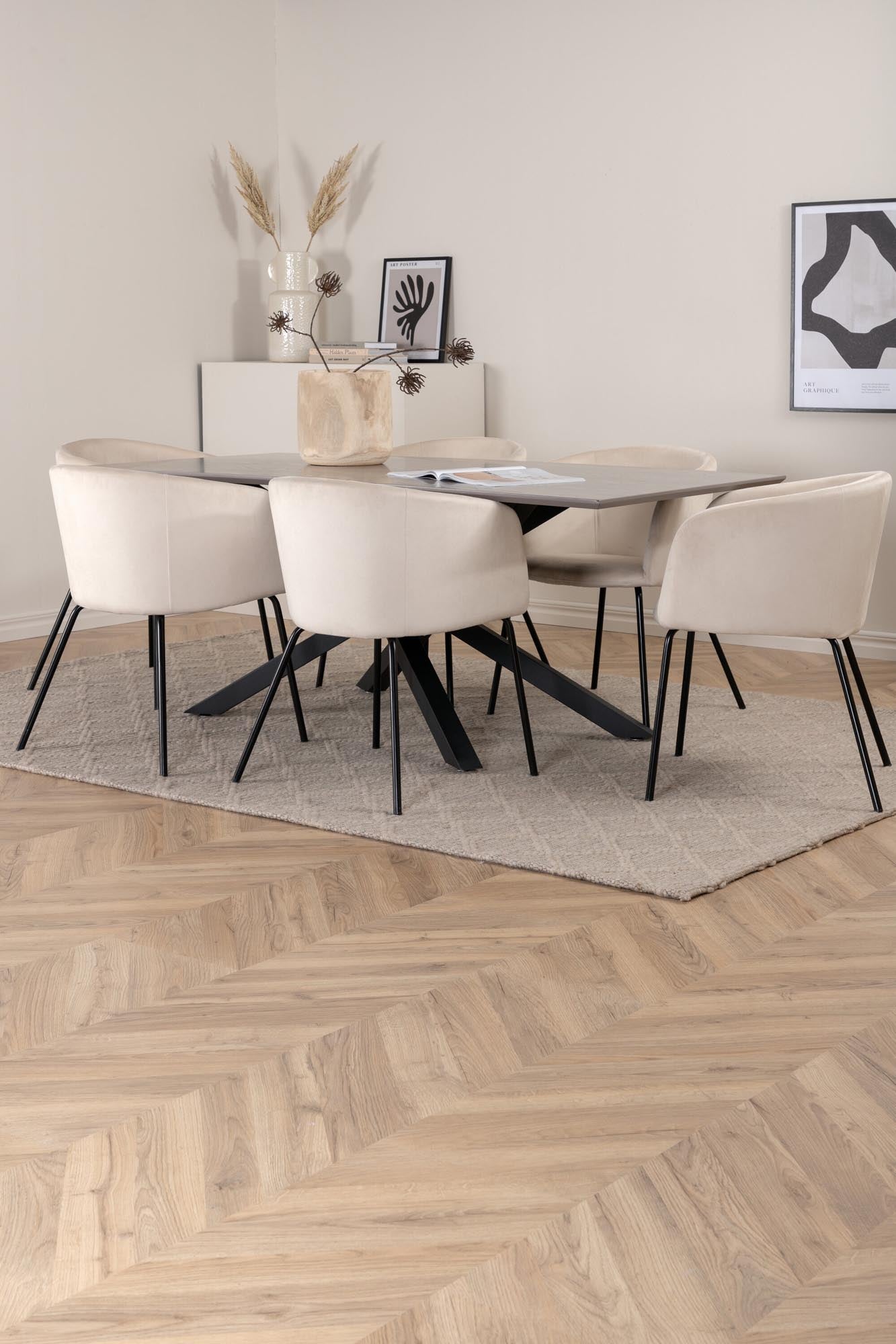 Stilvolles Esszimmerset mit luxuriösem Tisch und bequemen Stühlen. Ideal für gesellige Abende und gemütliche Familienessen.