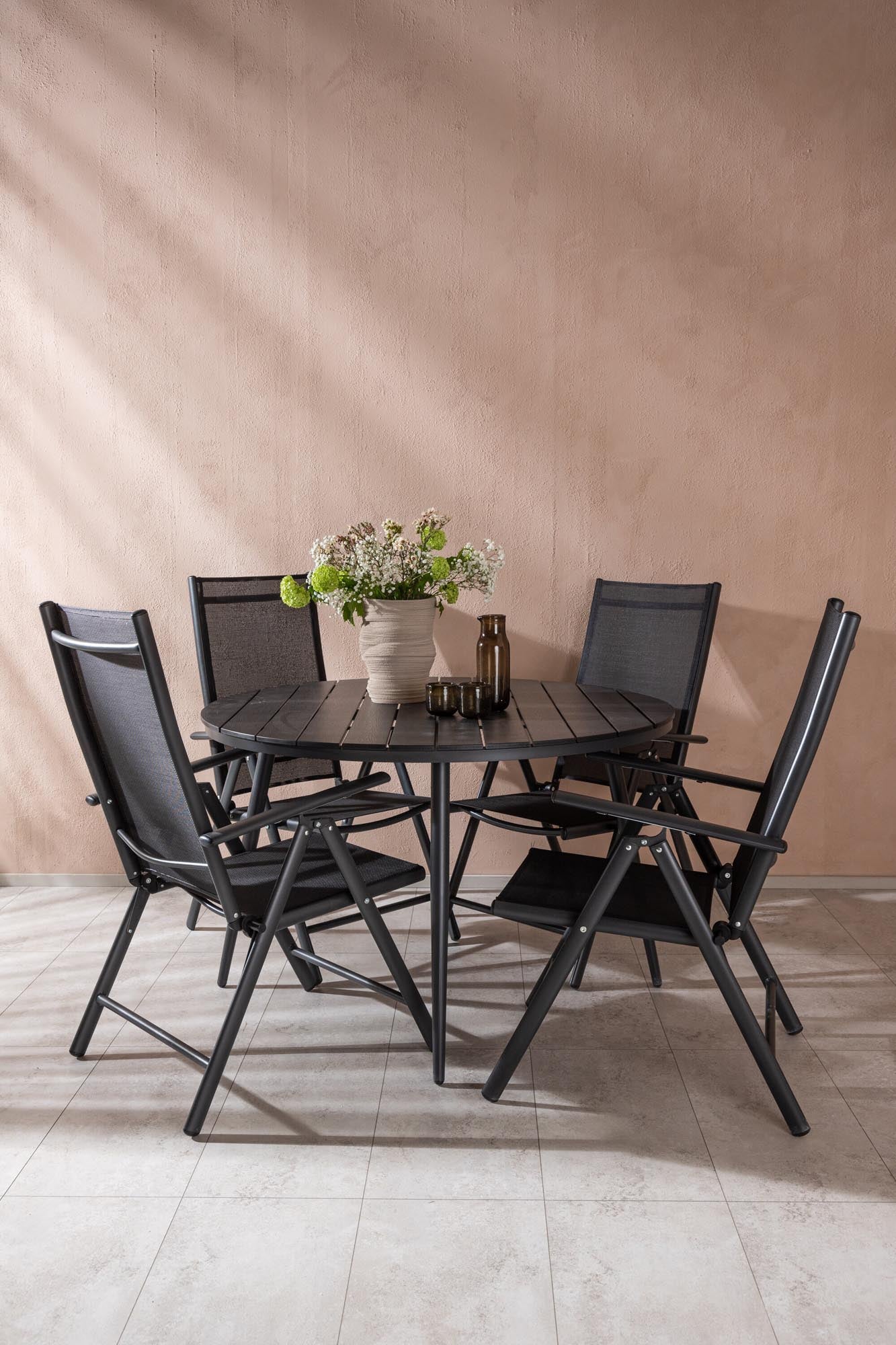 Erleben Sie das Break Outdoor-Tischset ⌀120cm/4St. von Venture Home – die perfekte Kombination aus Stil und Funktionalität für unvergessliche Outdoor-Momente.