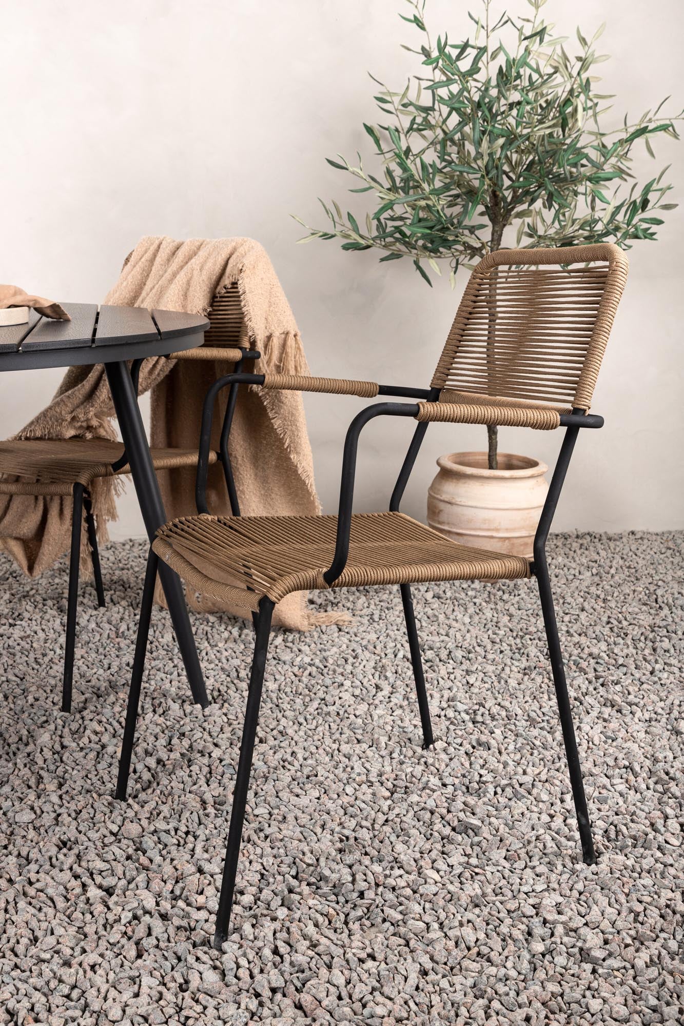 Stilvolles Outdoor-Tischset für 4 Personen, wetterfest und modern. Perfekt für gesellige Stunden im Freien!