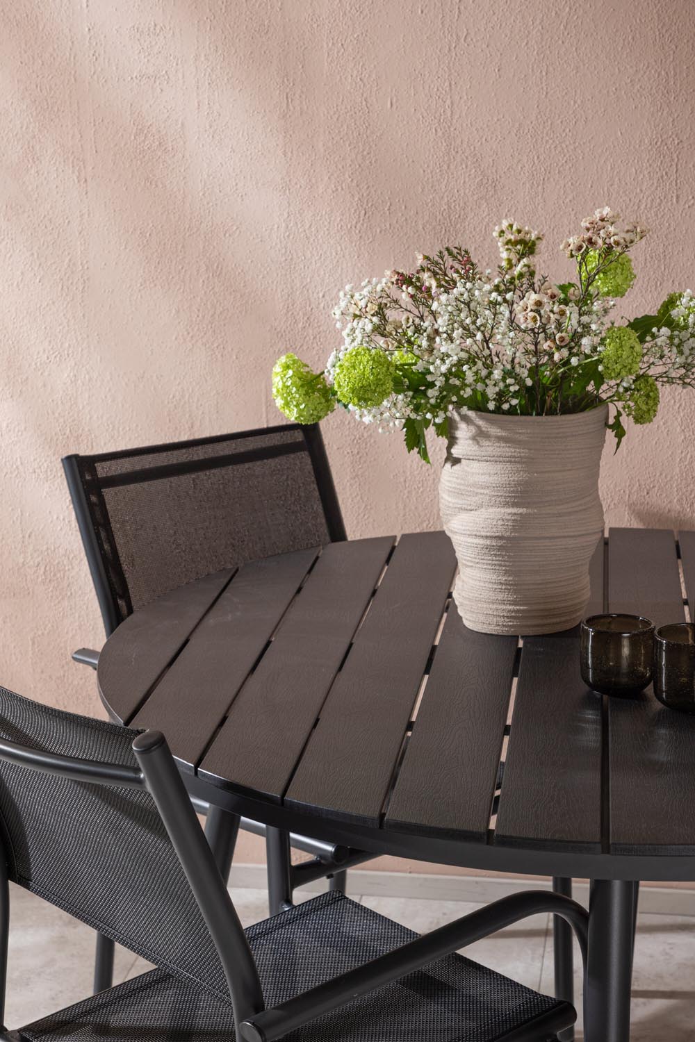 Break Outdoor-Tischset + Santorini ⌀120cm/4St. in Schwarz präsentiert im Onlineshop von KAQTU Design AG. Gartentischset ist von Venture Home