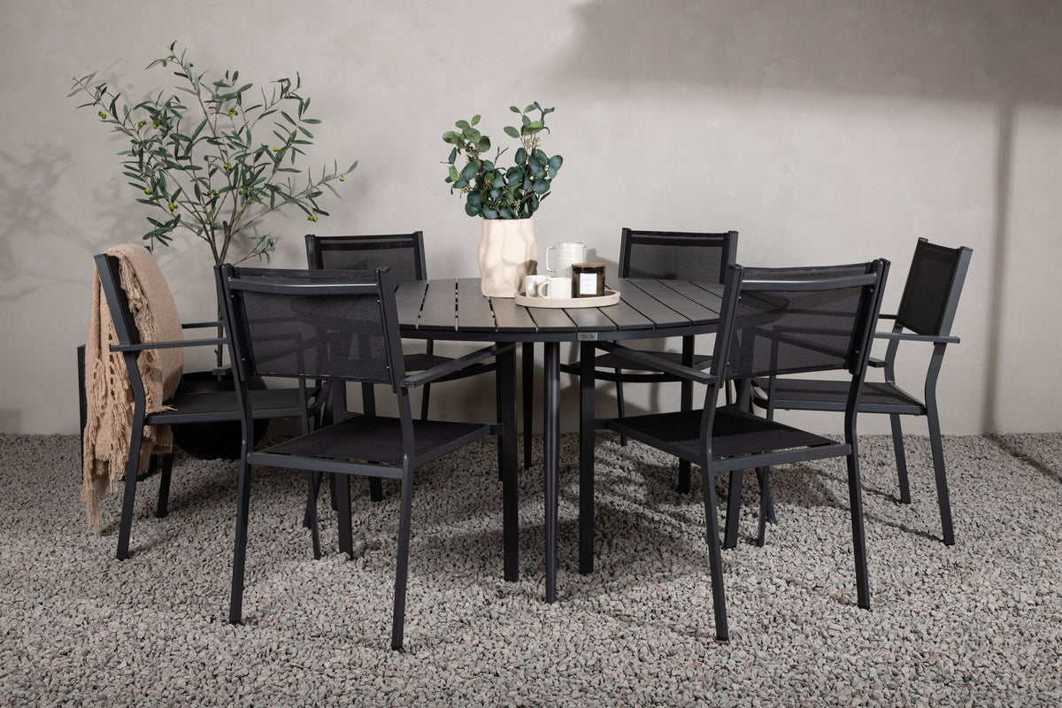 Runder schwarzer Gartentisch aus Aintwood mit Aluminiumgestell und zwei stapelbaren Stühlen mit Textilene-Bezug im Aussenbereich.