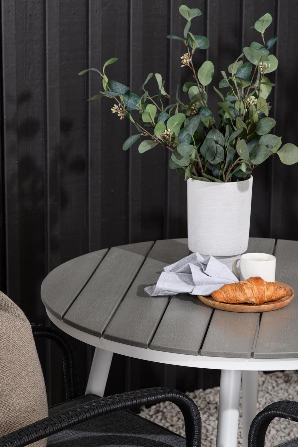 Break Outdoor-Tischset + Anna ⌀90cm/2St. in Weiss / Grau präsentiert im Onlineshop von KAQTU Design AG. Gartentischset ist von Venture Home