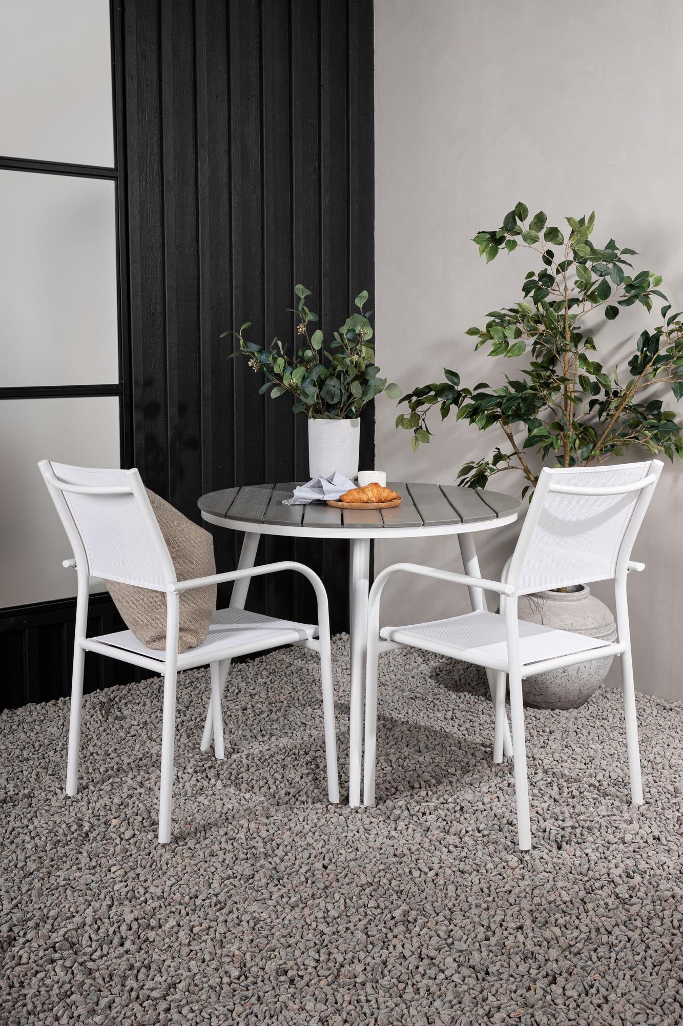 Verleihen Sie Ihrem Garten mit dem Break Outdoor-Tischset + Santorini einen modernen Look. Ideal für gesellige Momente und wetterfest!