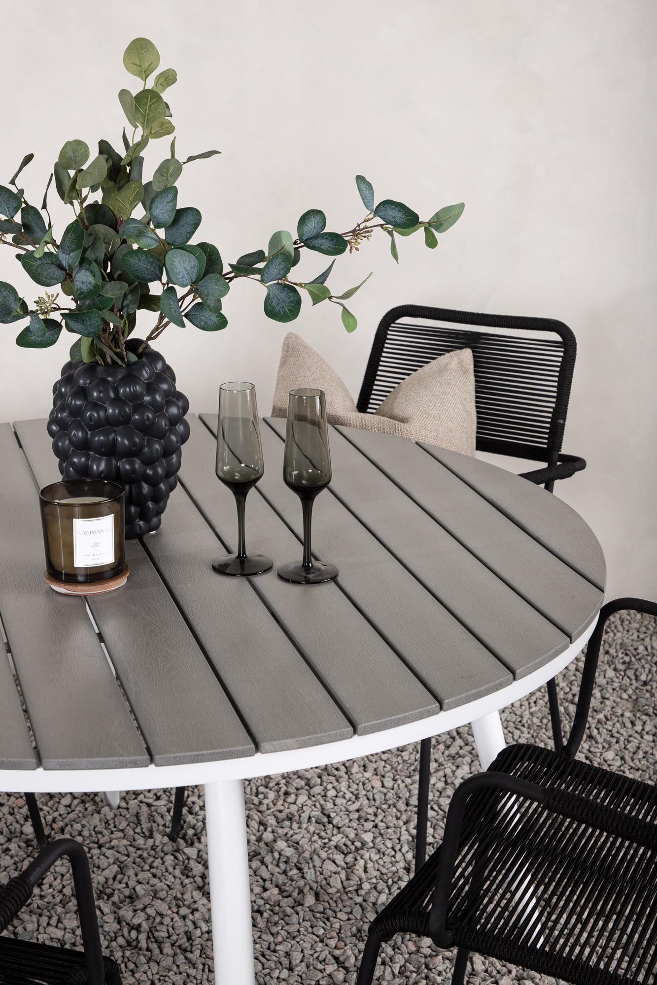 Robustes Outdoor-Tischset für 4, perfekt für stilvolle Gartenmomente.