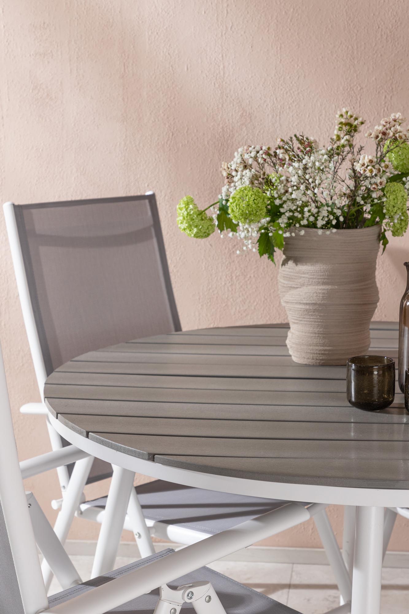 Entdecken Sie das Break Outdoor-Tischset ⌀120cm/4St. von Venture Home – ideal für gesellige Stunden im Freien. Robust und stilvoll!