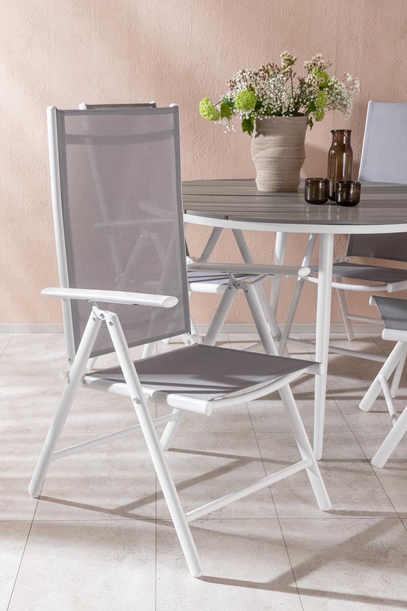 Erleben Sie das Break Outdoor-Tischset ⌀120cm/4St. von Venture Home – perfekt für entspannte Momente im Freien. Robust, elegant und einladend!