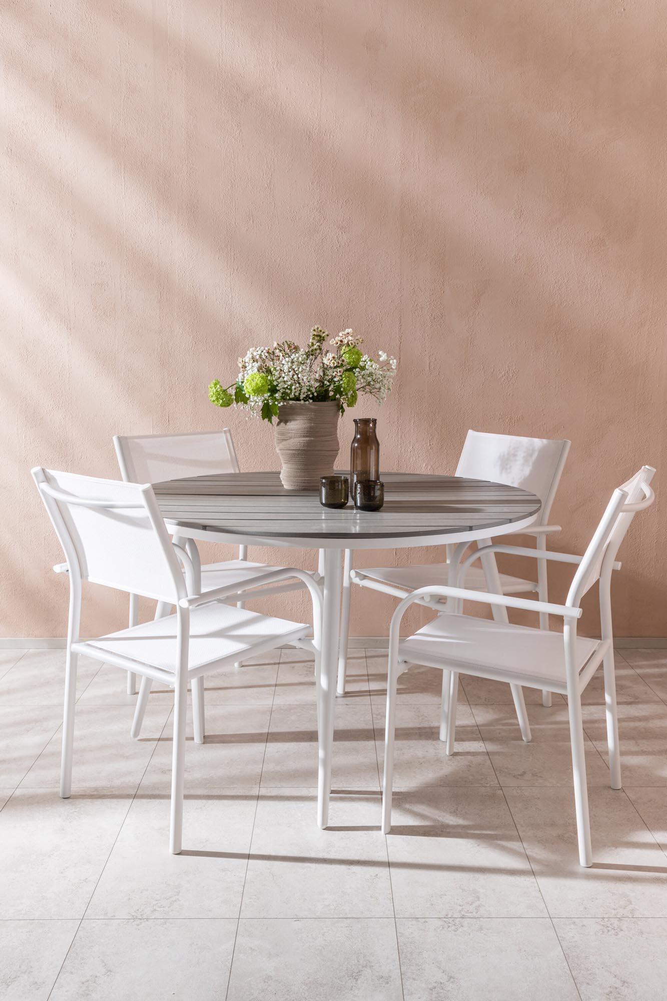 Eleganter Break Esstisch mit 4 stapelbaren Santorini Stühlen.