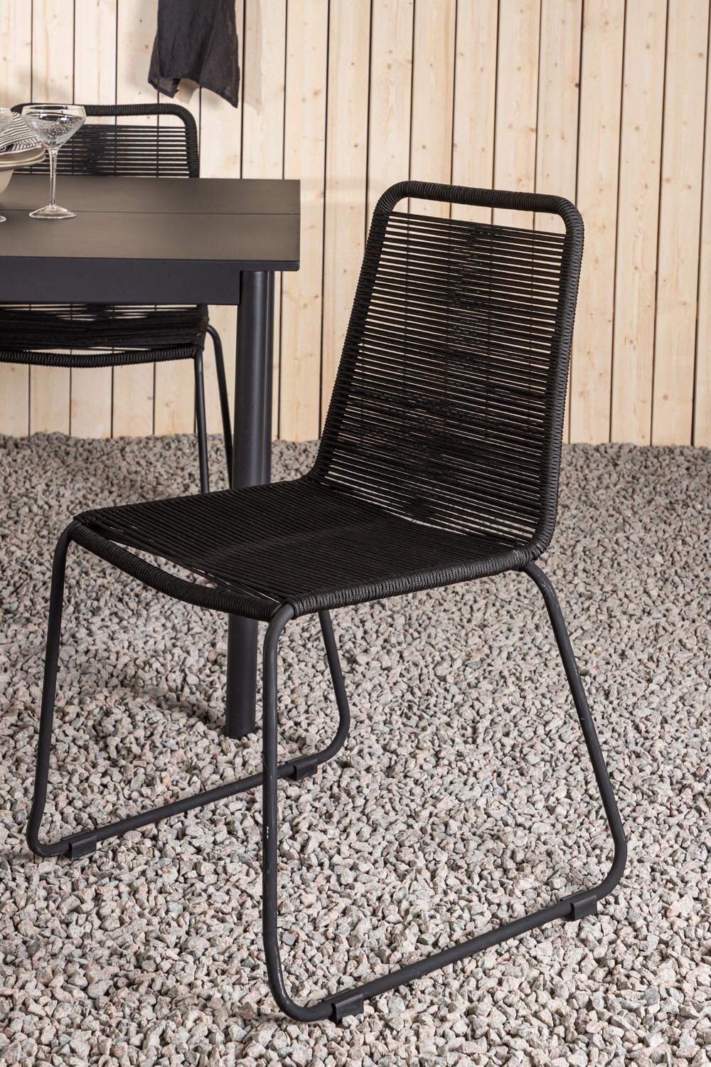 Modena Gartentisch + 6 x Lindos Stacking Stuhl in Schwarz präsentiert im Onlineshop von KAQTU Design AG. Gartentischset ist von Venture Home