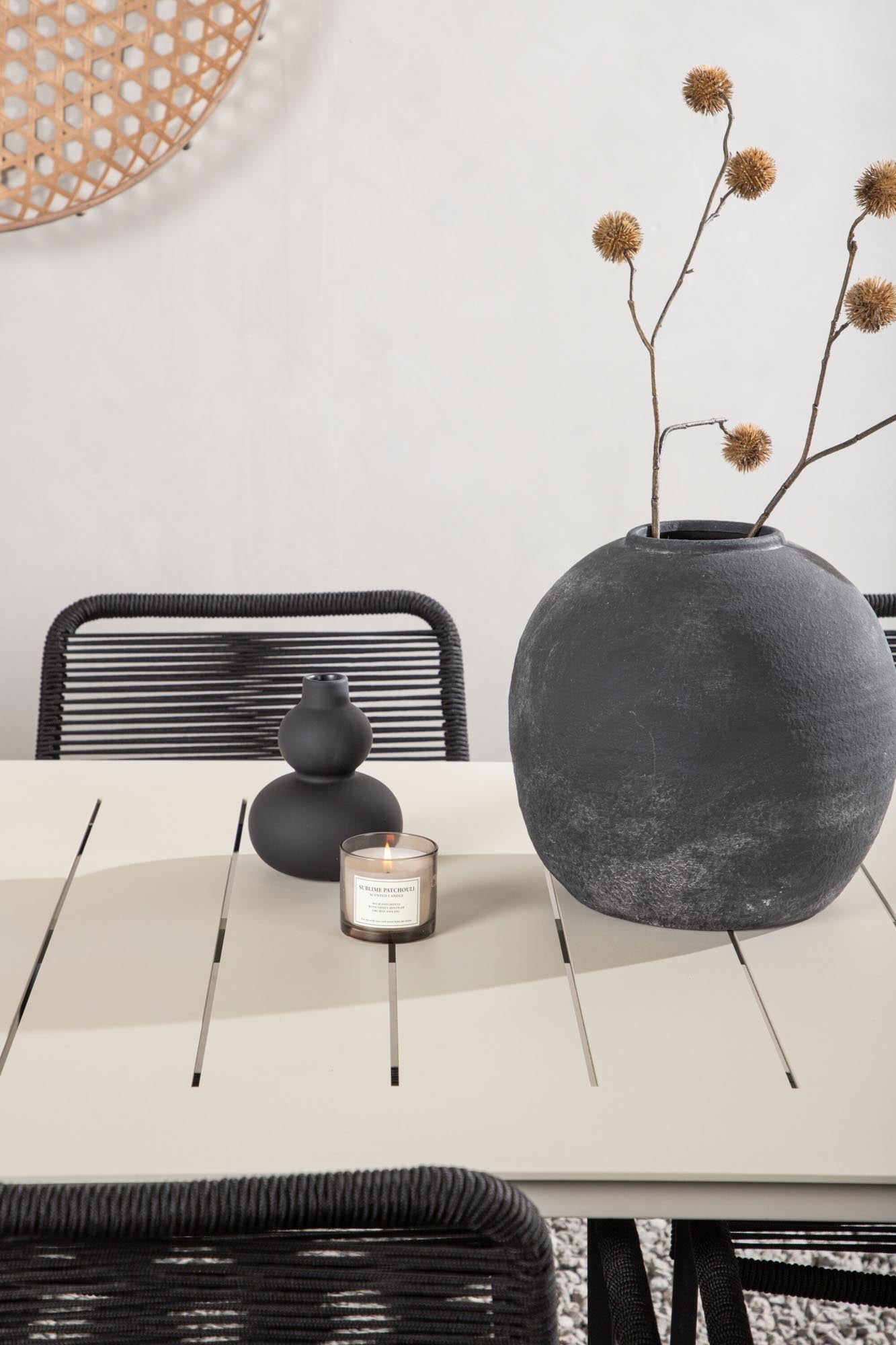 Stilvolles Lina Tischset mit 6 Lindos Armchairs – ideal für gesellige Abende im Freien. Robust, wetterfest und elegant für Terrasse und Garten.