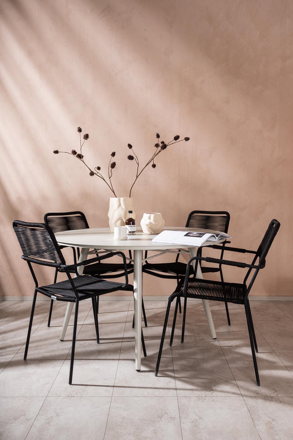 Lina Outdoor-Tischset + Lindos Armchair ⌀120cm/4St. in Schwarz präsentiert im Onlineshop von KAQTU Design AG. Gartentischset ist von Venture Home