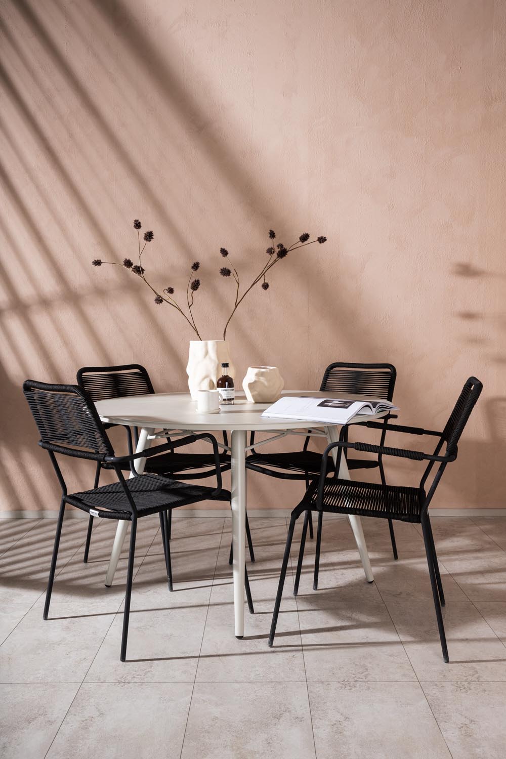 Lina Outdoor-Tischset + Lindos Armchair ⌀120cm/4St. in Schwarz präsentiert im Onlineshop von KAQTU Design AG. Gartentischset ist von Venture Home