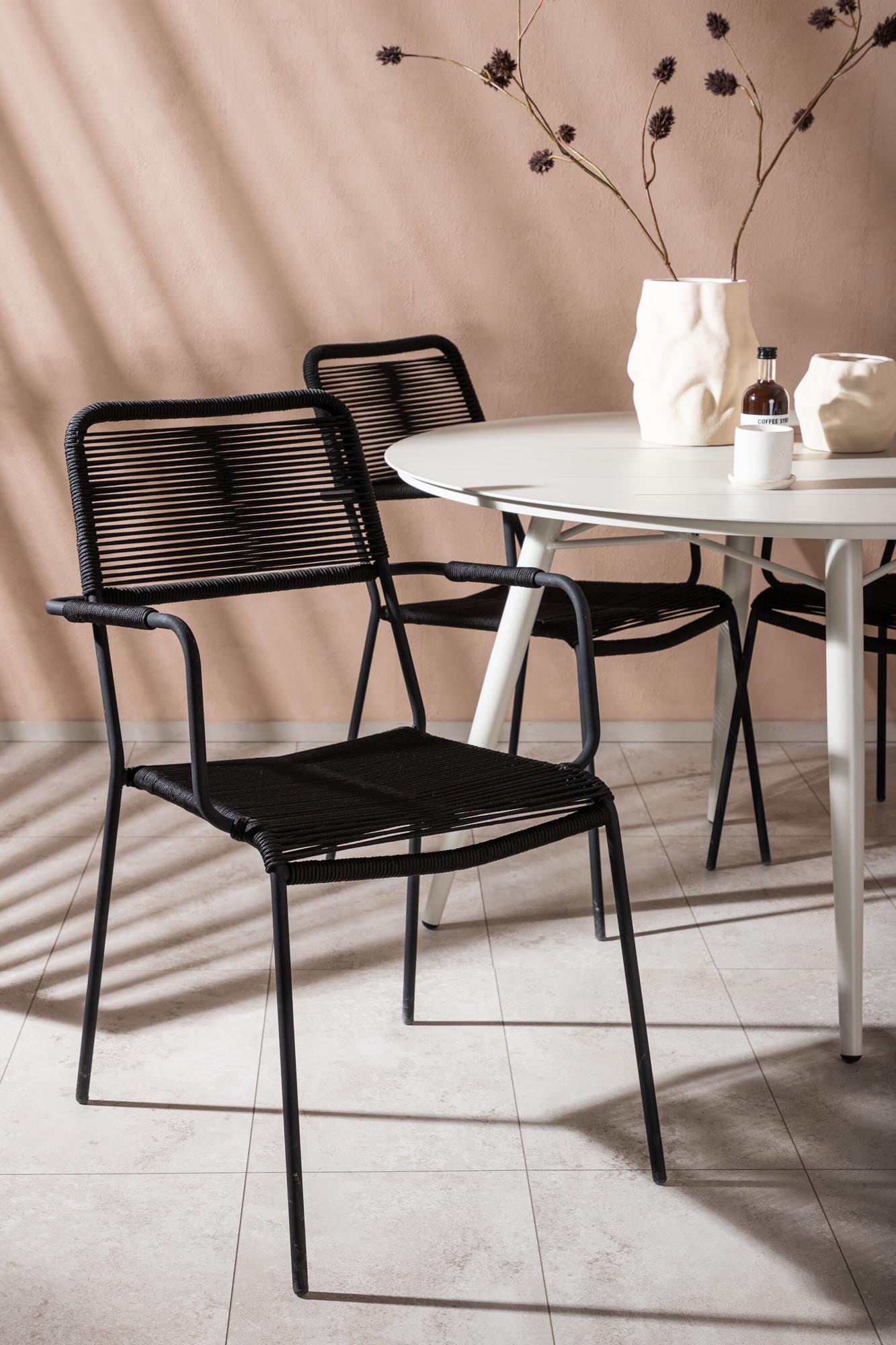 Stylisches Lina Outdoor-Tischset mit 4 Lindos Armchairs. Ideal für gesellige Runden im Freien, robust und pflegeleicht.