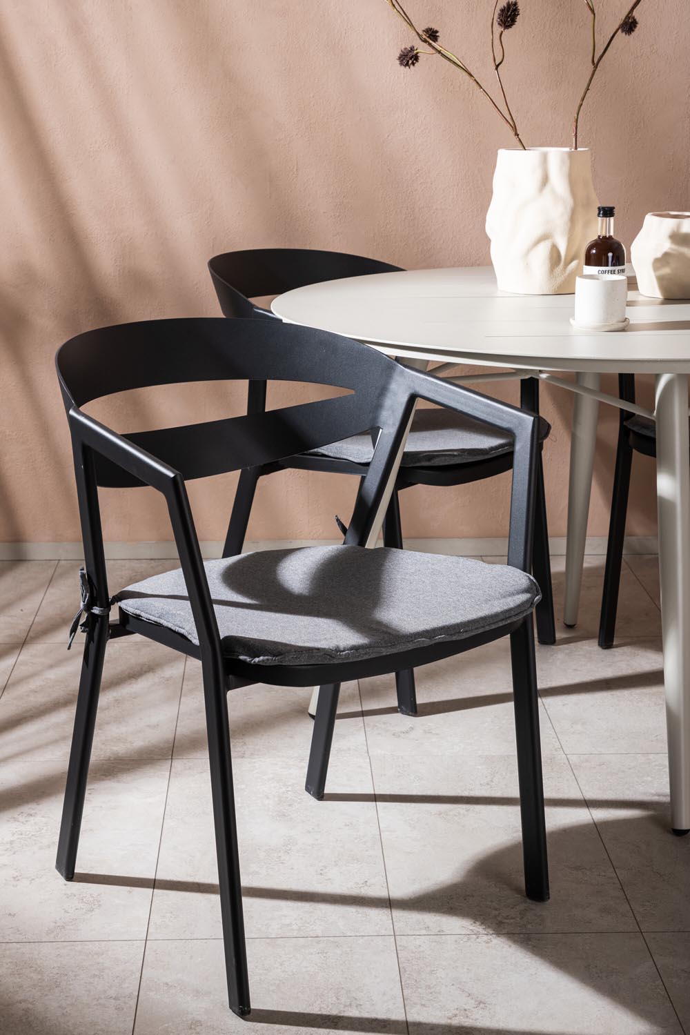 Lina Outdoor-Tischset + Slit ⌀120cm/4St. in Schwarz präsentiert im Onlineshop von KAQTU Design AG. Gartentischset ist von Venture Home