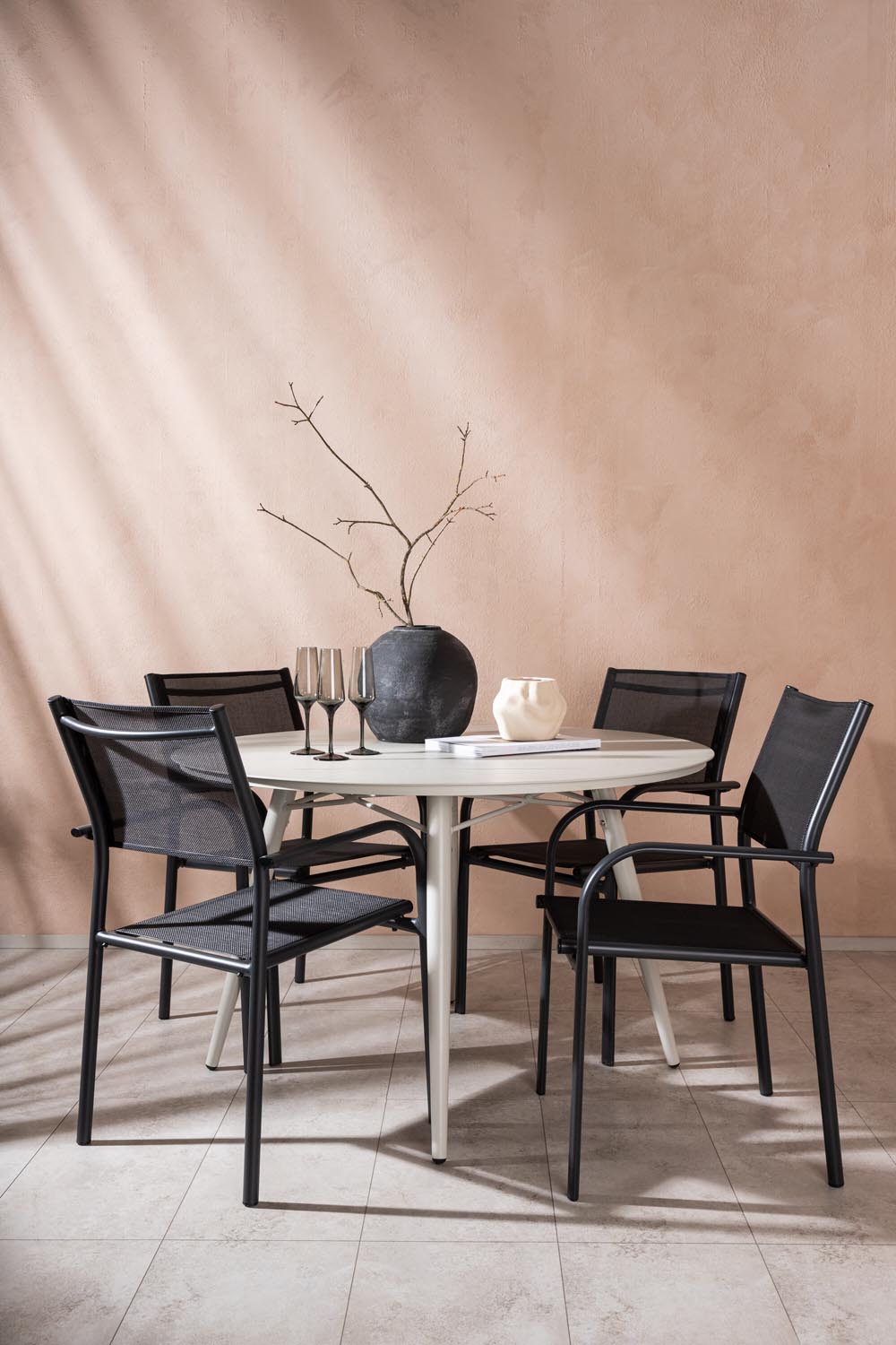 Lina Outdoor-Tischset + Santorini ⌀120cm/4St. in Schwarz präsentiert im Onlineshop von KAQTU Design AG. Gartentischset ist von Venture Home