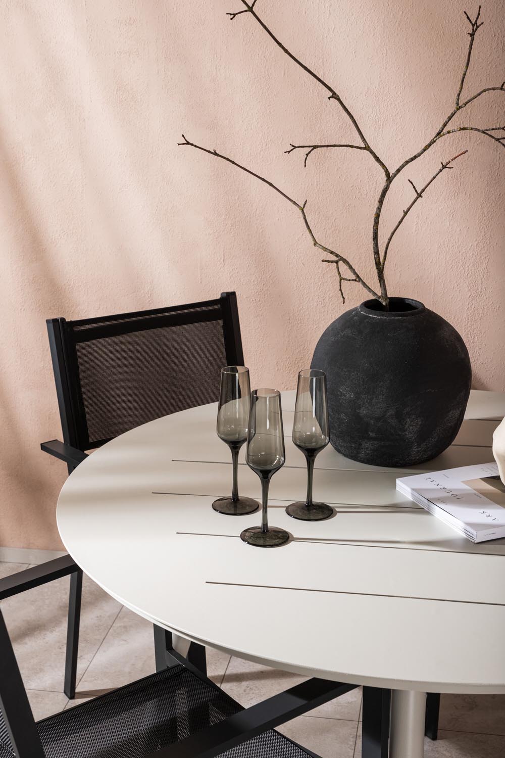 Lina Outdoor-Tischset + Copacabana ⌀120cm/4St. in Schwarz präsentiert im Onlineshop von KAQTU Design AG. Gartentischset ist von Venture Home