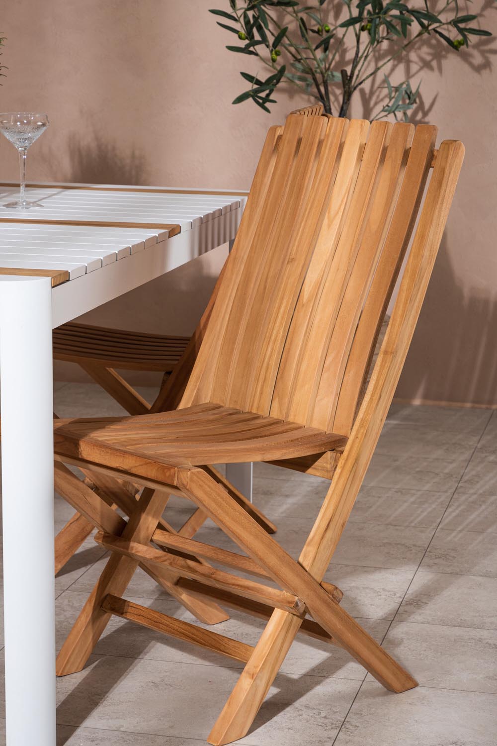 Togo Outdoor-Tischset + Ghana 150cm/4St. in Weiss / Gold / Natur präsentiert im Onlineshop von KAQTU Design AG. Gartentischset ist von Venture Home