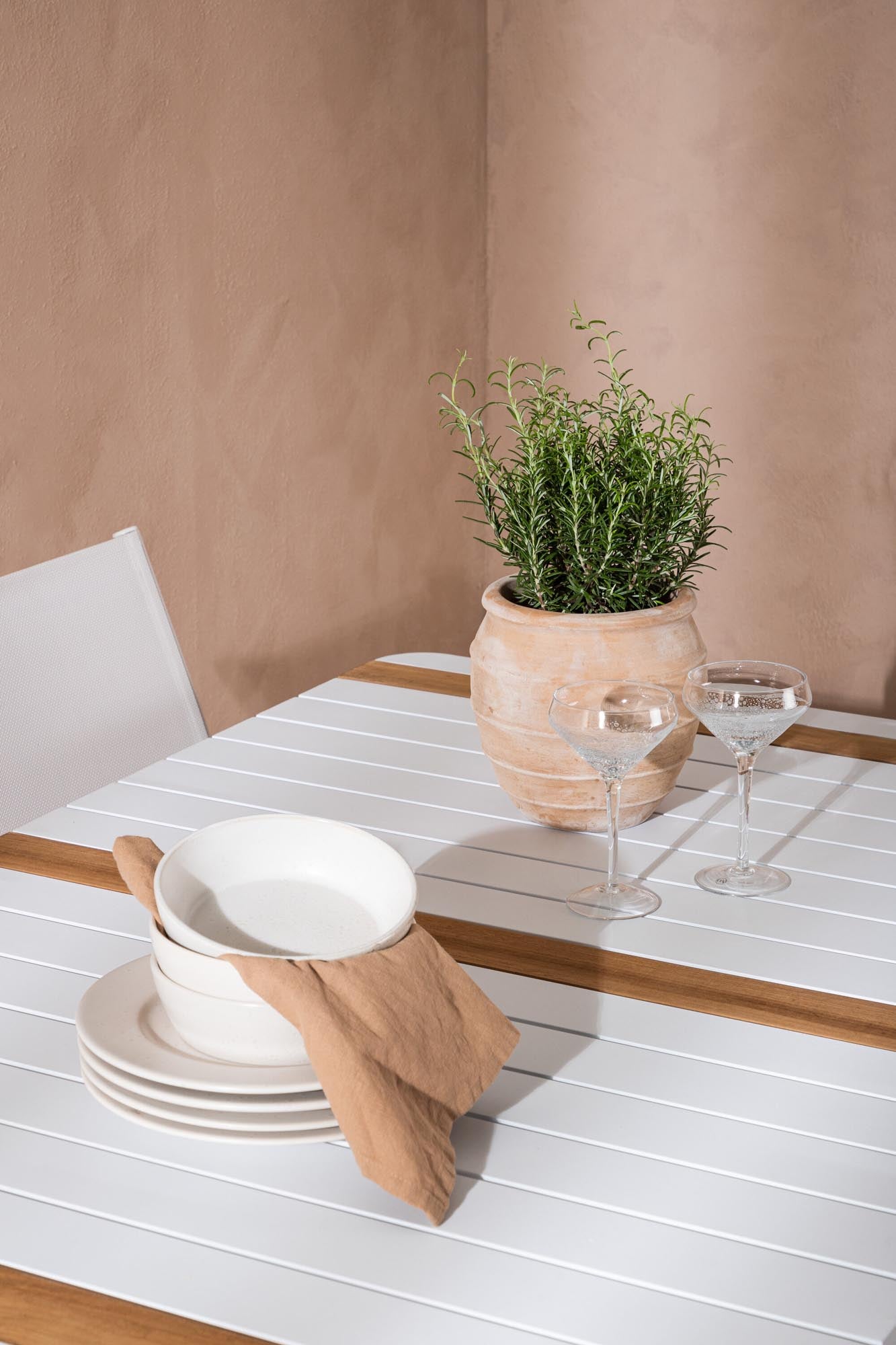 Entdecken Sie das Togo Outdoor-Tischset von Venture Home: Eleganter 150cm Tisch mit 4 Santorini Stühlen für unvergessliche Momente im Freien.