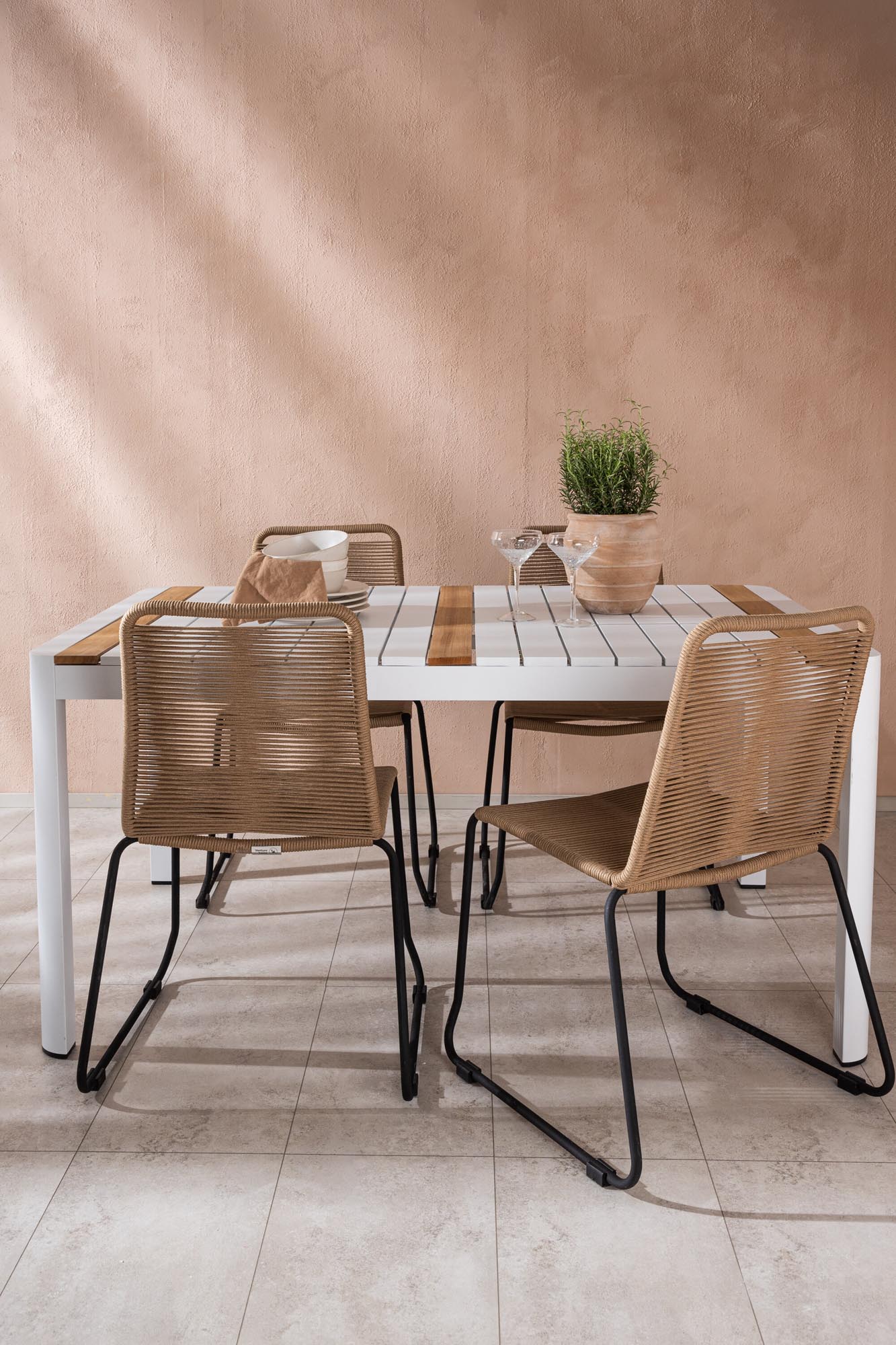 Elegantes Togo Tischset: Ideal für stilvolle Outdoor-Abende.