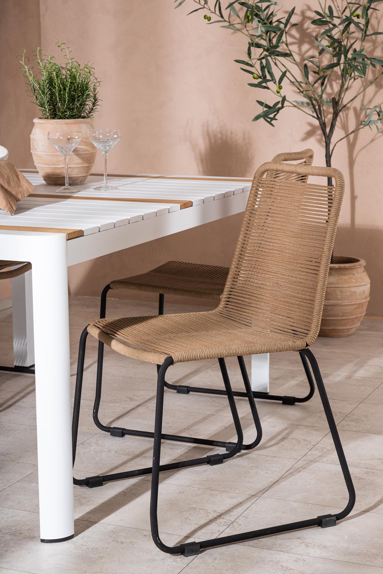 Venture Home Togo: Modernes 4er-Set für stilvolle Outdoor-Dinner.