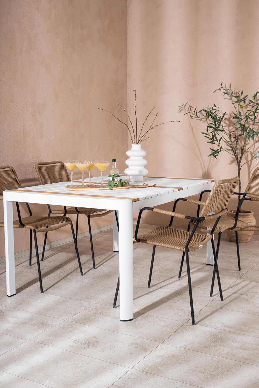 Togo Outdoor-Tischset + Lindos Armchair 150cm/4St. in Weiss / Natur präsentiert im Onlineshop von KAQTU Design AG. Gartentischset ist von Venture Home