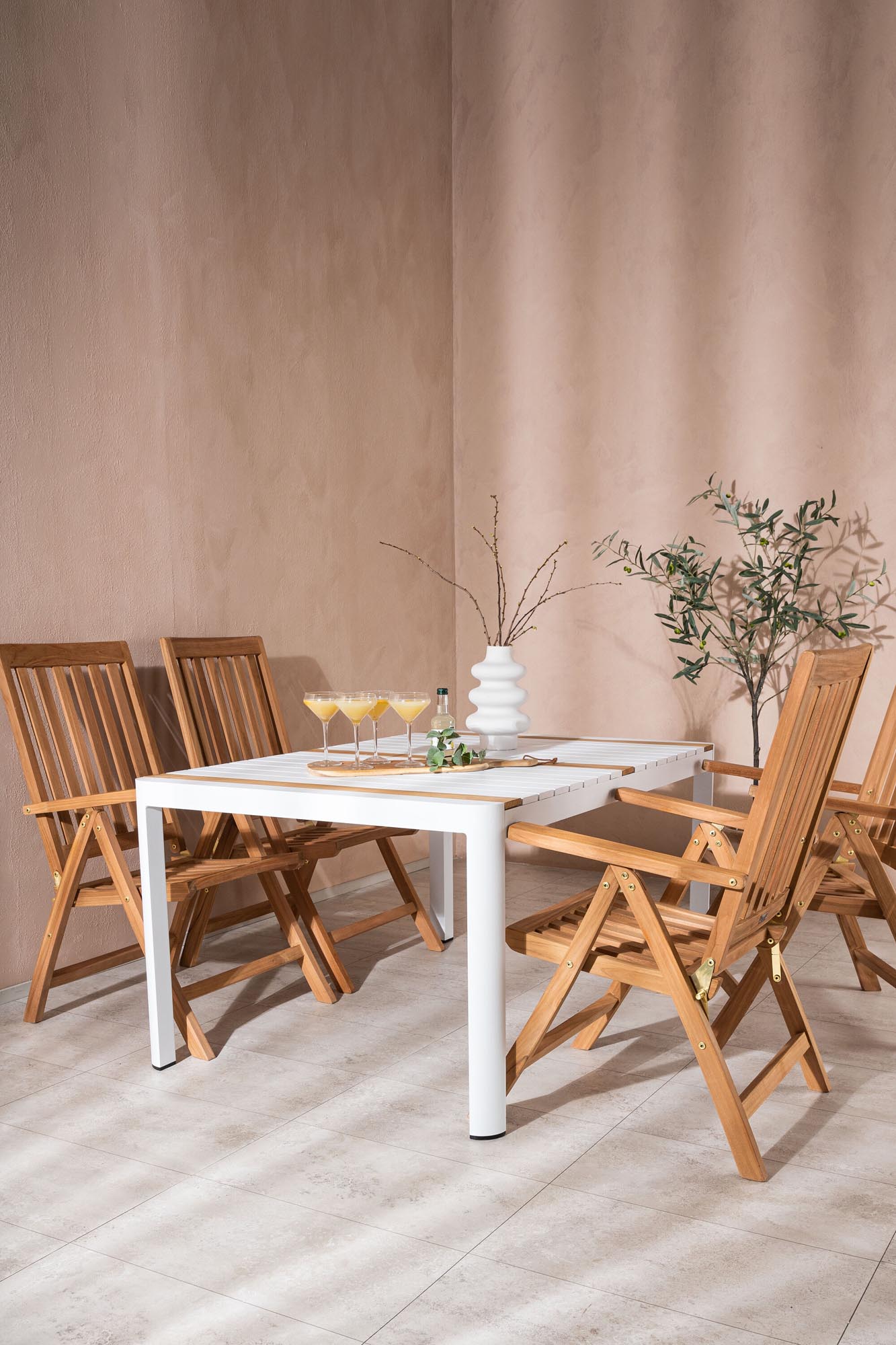 Robustes Togo Tischset mit Kenya Tisch, perfekt für Terrassenfeste.