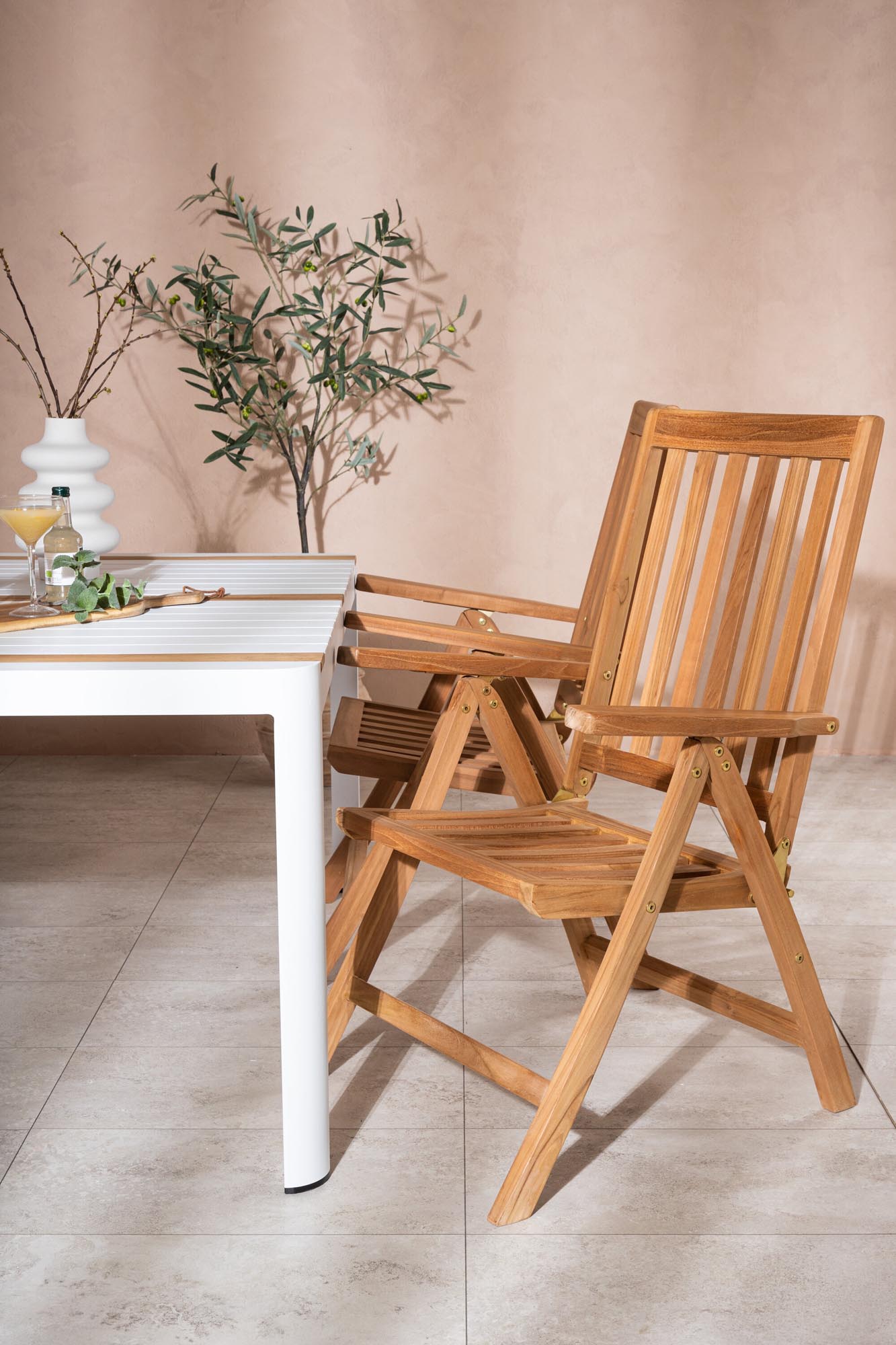 Stilvolles Togo Tischset mit Kenya Tisch, ideal für Outdoor-Dinner.