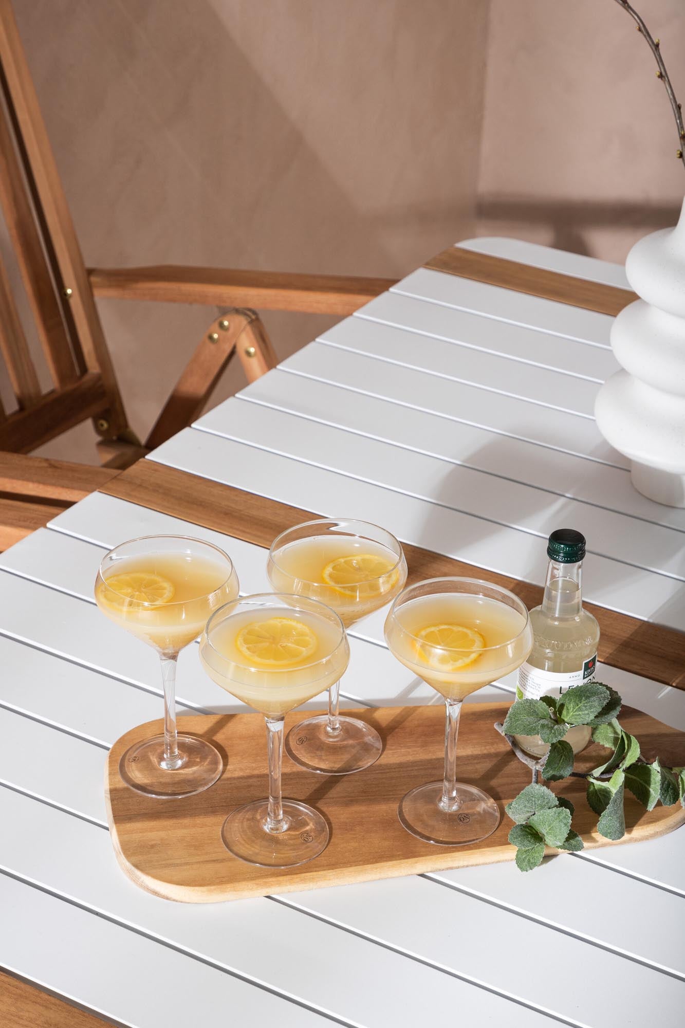 Elegantes Togo Tischset mit Kenya Tisch, ideal für Gartenpartys.