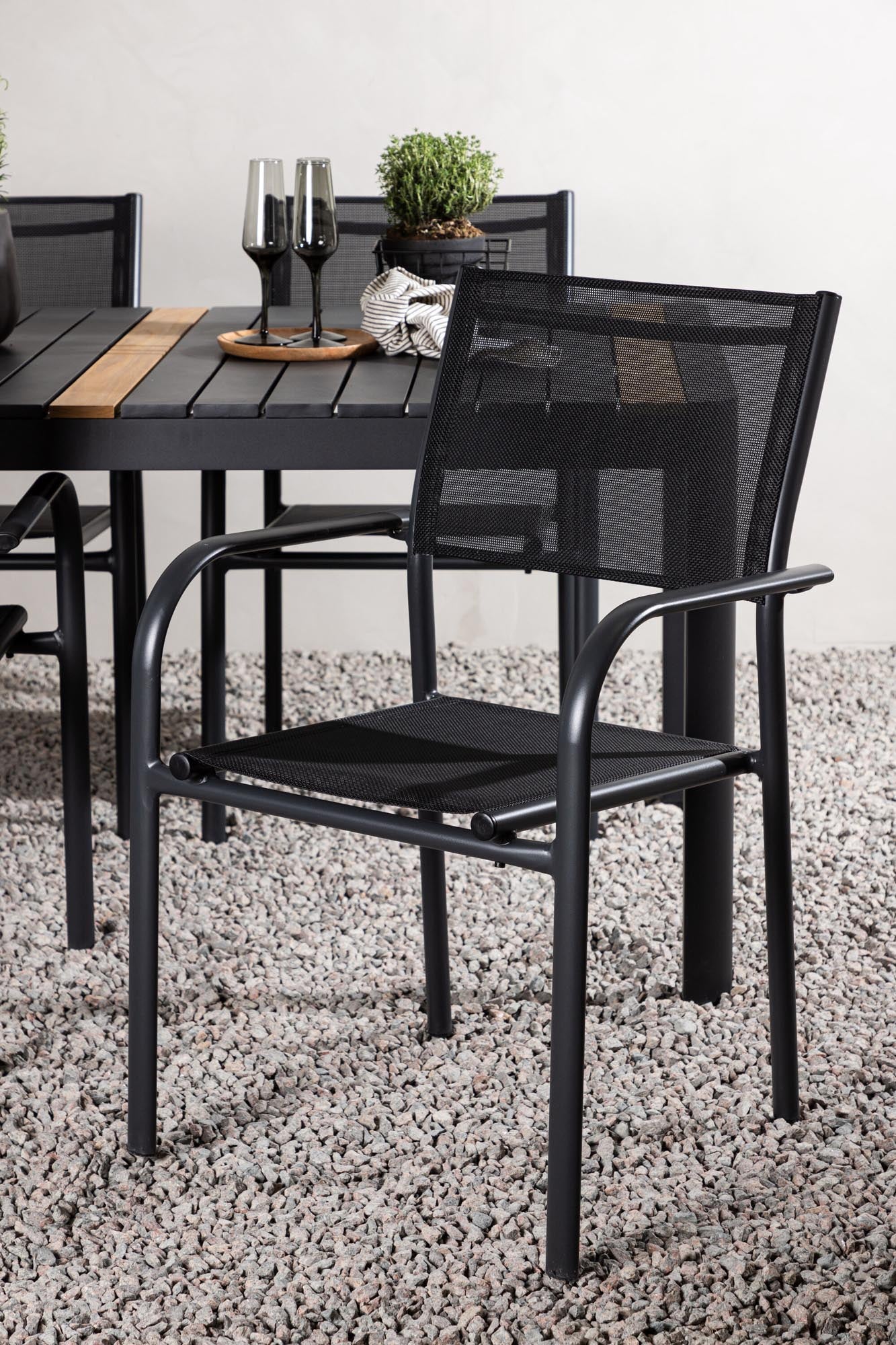 Entdecken Sie das stilvolle Togo Outdoor-Tischset mit Santorini Stühlen – ideal für elegante Gartenmomente und gesellige Abende.