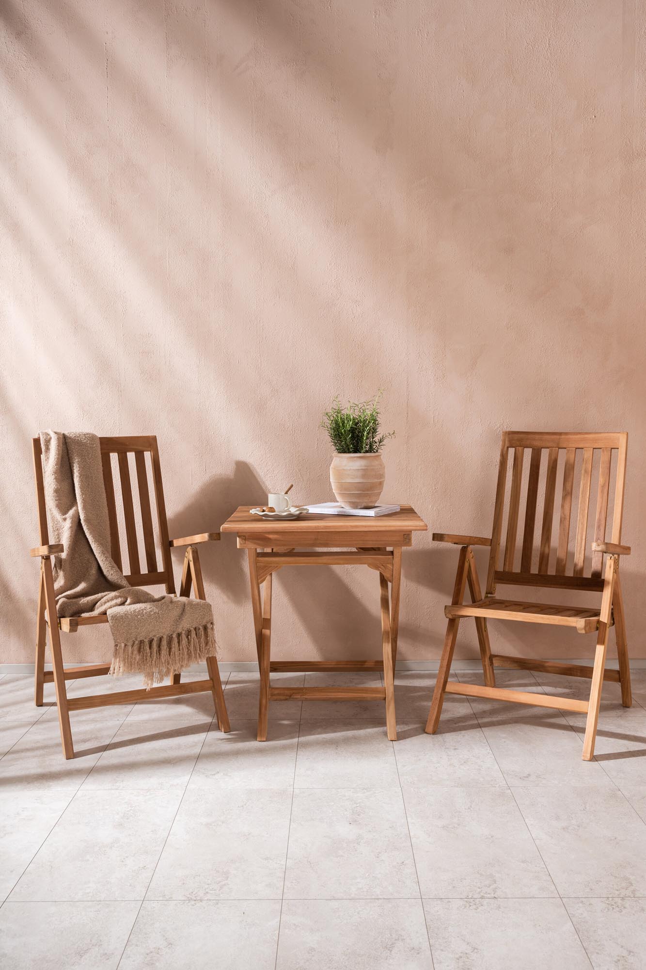 Verleihen Sie Ihrem Außenbereich mit dem Ghana Outdoor-Tischset + Kenya 70cm/2St. von Venture Home einen Hauch von Eleganz und Komfort. Ideal für entspannte Stunden im Freien!