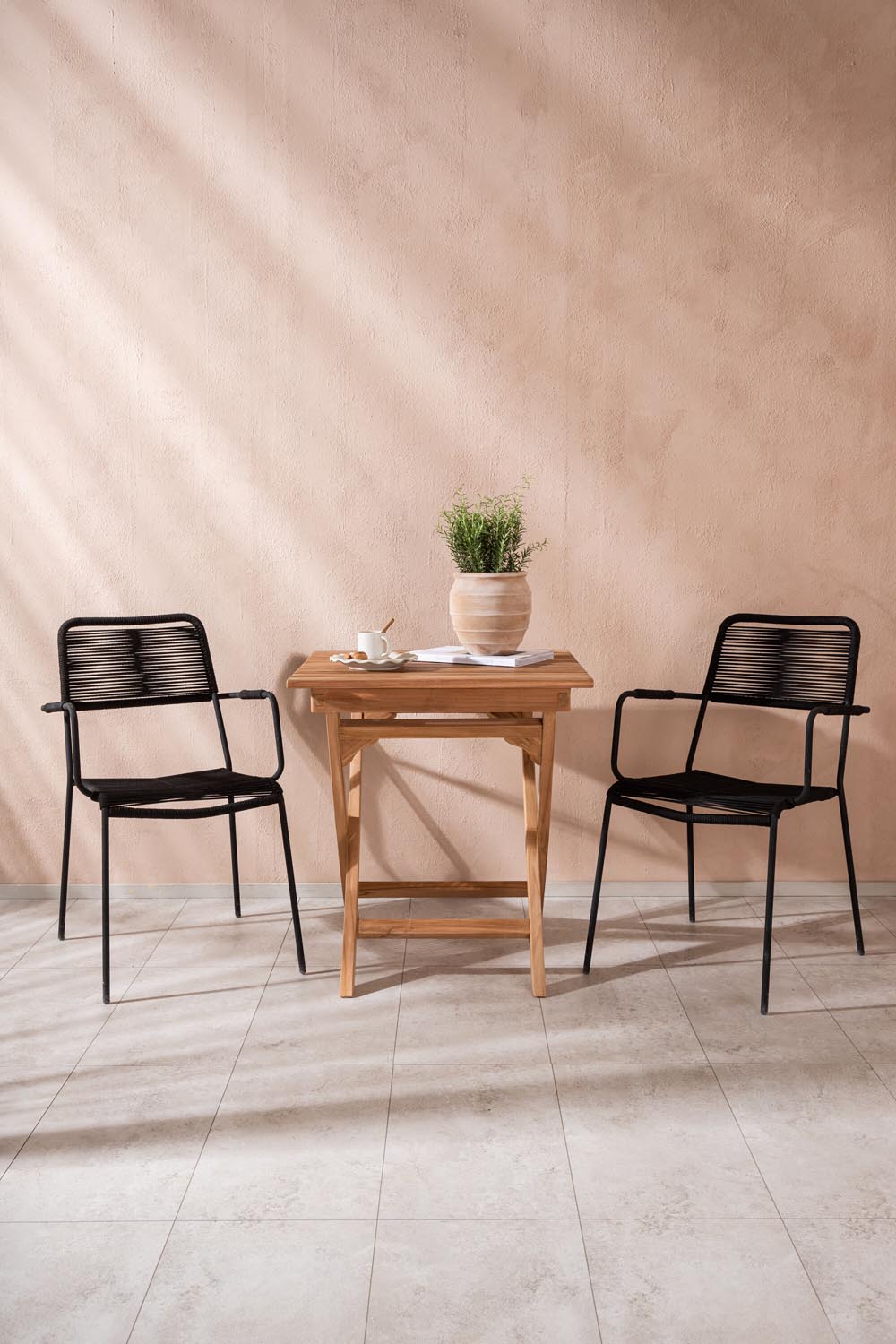 Ghana Outdoor-Tischset + Lindos Armchair 70cm/2St. in Schwarz präsentiert im Onlineshop von KAQTU Design AG. Gartentischset ist von Venture Home